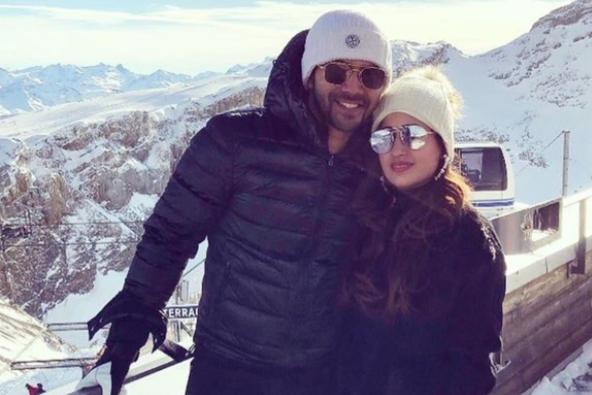 વરૂણ ધવન (Varun Dhawan) અને નતાશા દલાલ (Natasha Dalal) ગત લાંબા સમયથી રિલેશનશિપમાં છે. બંને ગત વર્ષે જ લગ્ન કરવાનાં હતાં. પણ કોરોના વાયરસને કારણે લગ્ન ટાળવા પડ્યાં હતાં. ઇ ટાઇમ્સની ખબર મજુબ, વરૂણ અને નતાશા આ મહિને લગ્ન કરશે. તેમનાં લગ્નનો જલસો પાંચ દિવસ ચાલશે. PHOTO-@varundvn/Instagram વરૂણ ધવન (Varun Dhawan) અને નતાશા દલાલ (Natasha Dalal) ગત લાંબા સમયથી રિલેશનશિપમાં છે. બંને ગત વર્ષે જ લગ્ન કરવાનાં હતાં. પણ કોરોના વાયરસને કારણે લગ્ન ટાળવા પડ્યાં હતાં. ઇ ટાઇમ્સની ખબર મજુબ, વરૂણ અને નતાશા આ મહિને લગ્ન કરશે. તેમનાં લગ્નનો જલસો પાંચ દિવસ ચાલશે. PHOTO-@varundvn/Instagram
