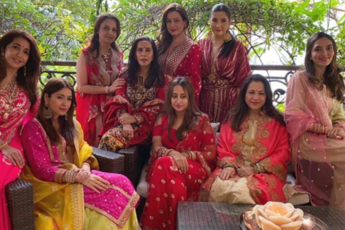 ગત વર્ષે કરવા ચૌથનાં સમયે નતાશા દલાલ એક્ટર અનિલ કપૂરનાં ઘરે કરવા ચૌથની પૂજામાં સ્પોટ થઇ હતી. પૂાજમાં તે લાલ કલરનાં જોડામાં નજર આવી હતી. જેનાંથી સ્પષ્ટ થયું હતું કે તેણે પણ વરૂણ ધવન માટે કરવા ચૌથનું વ્રત રાખ્યું છે. PHOTO-@bhavanapandey/Instagram ગત વર્ષે કરવા ચૌથનાં સમયે નતાશા દલાલ એક્ટર અનિલ કપૂરનાં ઘરે કરવા ચૌથની પૂજામાં સ્પોટ થઇ હતી. પૂાજમાં તે લાલ કલરનાં જોડામાં નજર આવી હતી. જેનાંથી સ્પષ્ટ થયું હતું કે તેણે પણ વરૂણ ધવન માટે કરવા ચૌથનું વ્રત રાખ્યું છે. PHOTO-@bhavanapandey/Instagram