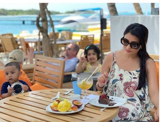 મોટાભાગનાં લોકો વિચારે છે કે, યશ KGF ચેપ્ટરની શૂટિંગ કરવાં અને પરિવારને સમય આપવાં માટે માલદીવ્સમાં છે. મોટાભાગનાં લોકો વિચારે છે કે, યશ KGF ચેપ્ટરની શૂટિંગ કરવાં અને પરિવારને સમય આપવાં માટે માલદીવ્સમાં છે.
