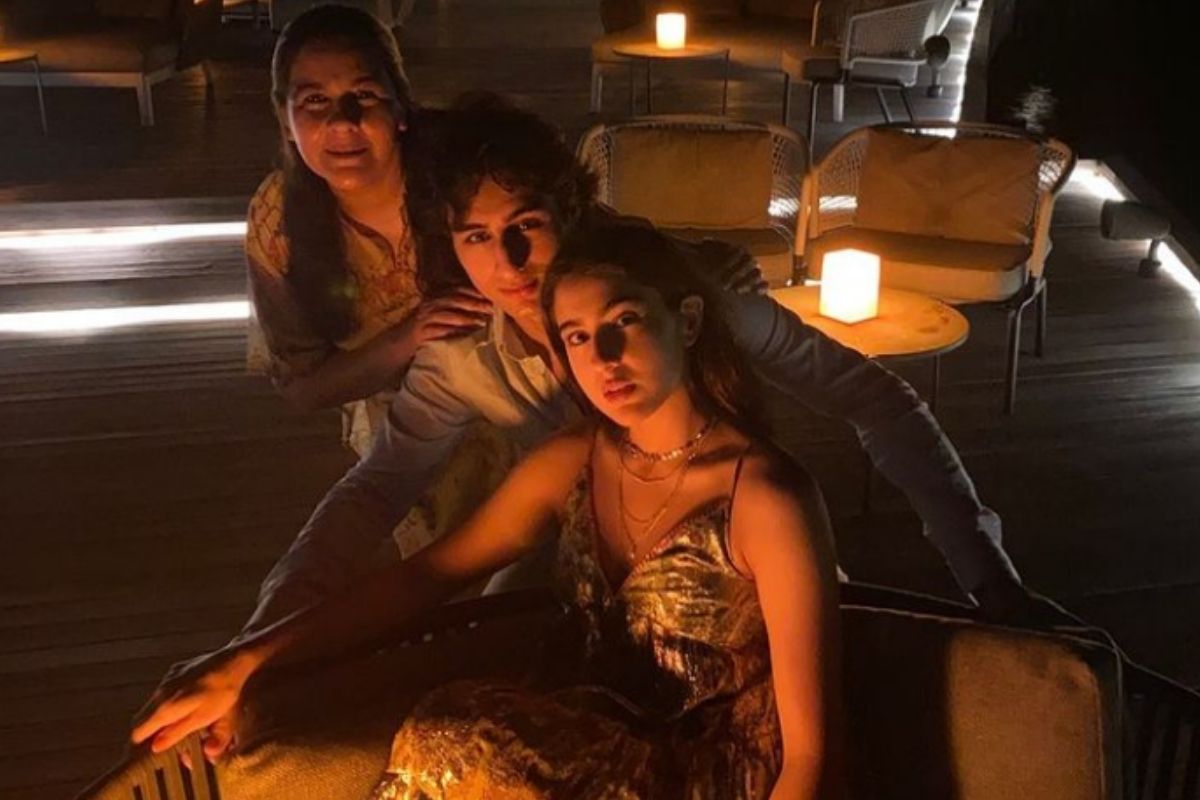 એન્ટરટેઇનમેન્ટ ડેસ્ક: સારા અલી ખાન (Sara Ali Khan)એ ફેન્સની વચ્ચે તેની સુંદર તસવીરો શેર કરી છે. આ તસવીરોમાં ક્યાંક એક્ટ્રેસ ભાઇ અને માતા સાથે નજર આવે છે તો ક્યારેક તેનો બોલ્ડ અંદાજ (Sara Ali Khan Photos)માં પોઝ આપતી નજર આવે છે. એક્ટ્રેસ અહીં અમૃતા સિંહ (Amrita Singh) અને ભાઇ ઇબ્રાહિમ અલી ખાન (Ibrahim Ali Khan)ની સાથે માલદીવ્સ (Maldives)માં રજાઓ ગાળતી નજર આવે છે. (Photo credit: instagram/@saraalikhan95) એન્ટરટેઇનમેન્ટ ડેસ્ક: સારા અલી ખાન (Sara Ali Khan)એ ફેન્સની વચ્ચે તેની સુંદર તસવીરો શેર કરી છે. આ તસવીરોમાં ક્યાંક એક્ટ્રેસ ભાઇ અને માતા સાથે નજર આવે છે તો ક્યારેક તેનો બોલ્ડ અંદાજ (Sara Ali Khan Photos)માં પોઝ આપતી નજર આવે છે. એક્ટ્રેસ અહીં અમૃતા સિંહ (Amrita Singh) અને ભાઇ ઇબ્રાહિમ અલી ખાન (Ibrahim Ali Khan)ની સાથે માલદીવ્સ (Maldives)માં રજાઓ ગાળતી નજર આવે છે. (Photo credit: instagram/@saraalikhan95)