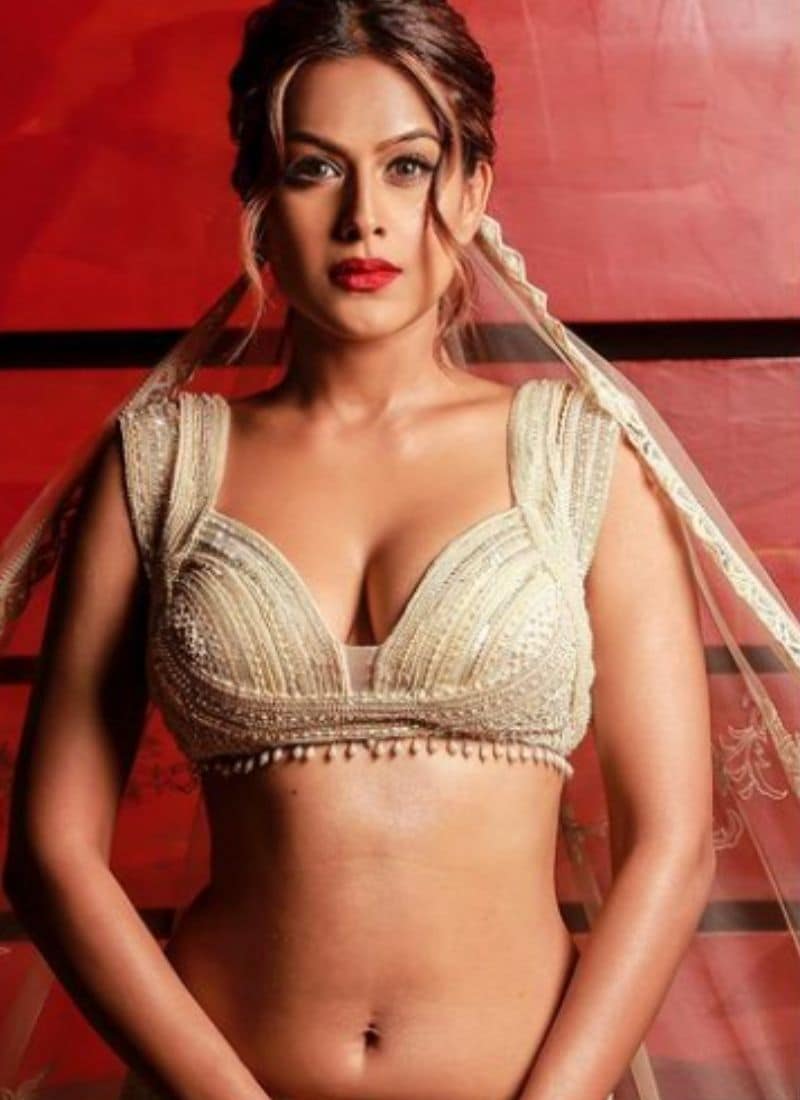 નિયા શર્મા (Nia Sharma)એ જે લેટેસ્ટ તસવીરો શેર કરી છે. તેમાં તેને ઓફ વ્હાઇટ કલરનો લહેંગો પહેરેલો છે. જેનાં પર હેવી વર્ક કરેલું છે. નિયાએ જે લહેંગો પહેર્યો છે તેની ઉપર ચોલી લોકોને પસંદ આવી રહી છે. (PHOTOS:@niasharma90/Instagram) નિયા શર્મા (Nia Sharma)એ જે લેટેસ્ટ તસવીરો શેર કરી છે. તેમાં તેને ઓફ વ્હાઇટ કલરનો લહેંગો પહેરેલો છે. જેનાં પર હેવી વર્ક કરેલું છે. નિયાએ જે લહેંગો પહેર્યો છે તેની ઉપર ચોલી લોકોને પસંદ આવી રહી છે. (PHOTOS:@niasharma90/Instagram)