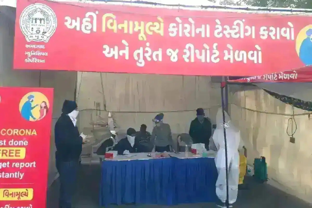 અમદાવાદ : રાજ્યમાં (Gujarat) છેલ્લા 24 કલાકમાં કોરોના વાયરસના (Coronavirus)નવા 471 કેસ નોંધાયા છે. જેની સામે 727 દર્દીઓ સાજા થયા છે. છેલ્લા 24 કલાકમાં રાજ્યમાં કોવિડ-19 (Covid19)ના કારણે 1 દર્દીનું મોત થયું છે. રાજ્યમાં કુલ મૃત્યુઆંક 4372 થયો છે. રાજ્યમાં સાજા થવાનો દર 96.17 ટકા છે. રાજયમાં આજે 12,487 વ્યક્તિઓને કોરોનાની રસી આપવામાં આવી છે. અત્યાર સુધીમાં કુલ 35,851 વ્યક્તિઓનું રસીકરણ થયું છે. (પ્રતિકાત્મક તસવીર) અમદાવાદ : રાજ્યમાં (Gujarat) છેલ્લા 24 કલાકમાં કોરોના વાયરસના (Coronavirus)નવા 471 કેસ નોંધાયા છે. જેની સામે 727 દર્દીઓ સાજા થયા છે. છેલ્લા 24 કલાકમાં રાજ્યમાં કોવિડ-19 (Covid19)ના કારણે 1 દર્દીનું મોત થયું છે. રાજ્યમાં કુલ મૃત્યુઆંક 4372 થયો છે. રાજ્યમાં સાજા થવાનો દર 96.17 ટકા છે. રાજયમાં આજે 12,487 વ્યક્તિઓને કોરોનાની રસી આપવામાં આવી છે. અત્યાર સુધીમાં કુલ 35,851 વ્યક્તિઓનું રસીકરણ થયું છે. (પ્રતિકાત્મક તસવીર)