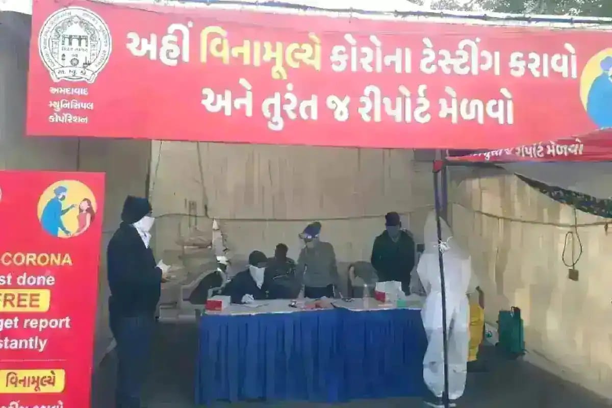 અમદાવાદ : રાજ્યમાં (Gujarat) છેલ્લા 24 કલાકમાં કોરોના વાયરસના (Coronavirus)નવા 451 કેસ નોંધાયા છે. જેની સામે 700 દર્દીઓ સાજા થયા છે. છેલ્લા 24 કલાકમાં રાજ્યમાં કોવિડ-19 (Covid19)ના કારણે 2 દર્દીઓના મોત થયા છે. રાજ્યમાં કુલ મૃત્યુઆંક 4374 થયો છે. રાજ્યમાં સાજા થવાનો દર 96.28 ટકા છે. રાજયમાં આજે 11,352 વ્યક્તિઓને કોરોનાની રસી આપવામાં આવી છે. અત્યાર સુધીમાં કુલ 47,203 વ્યક્તિઓનું રસીકરણ થયું છે. (પ્રતિકાત્મક તસવીર) અમદાવાદ : રાજ્યમાં (Gujarat) છેલ્લા 24 કલાકમાં કોરોના વાયરસના (Coronavirus)નવા 451 કેસ નોંધાયા છે. જેની સામે 700 દર્દીઓ સાજા થયા છે. છેલ્લા 24 કલાકમાં રાજ્યમાં કોવિડ-19 (Covid19)ના કારણે 2 દર્દીઓના મોત થયા છે. રાજ્યમાં કુલ મૃત્યુઆંક 4374 થયો છે. રાજ્યમાં સાજા થવાનો દર 96.28 ટકા છે. રાજયમાં આજે 11,352 વ્યક્તિઓને કોરોનાની રસી આપવામાં આવી છે. અત્યાર સુધીમાં કુલ 47,203 વ્યક્તિઓનું રસીકરણ થયું છે. (પ્રતિકાત્મક તસવીર)