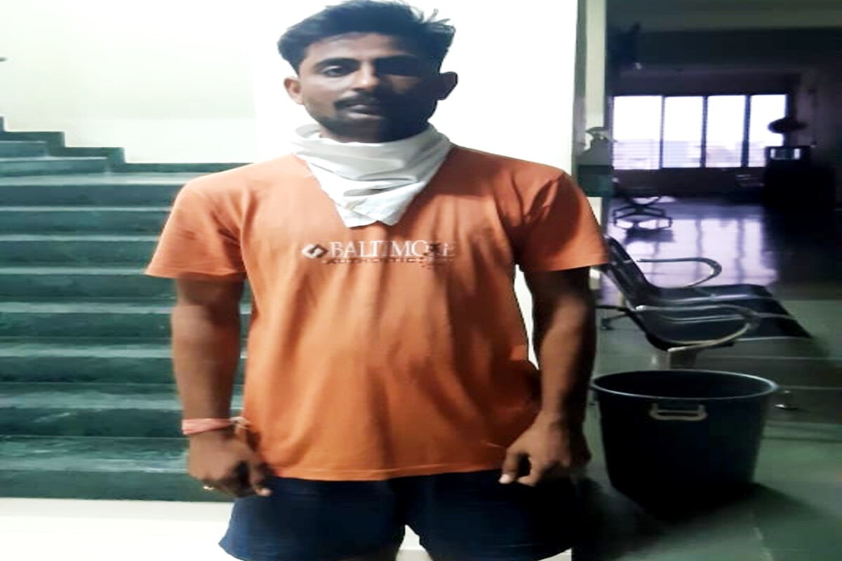 શહેરના થર્ટી ફસ્ટની લઈને પોલીસે એક્શન પ્લાન બનાવ્યો હતો અને પોલીસ અધિકારીઓનું ચુસ્ત બંદોબસ્ત ગોઠવી દીધો હતો જોકે પોલીસ બંદોબસ્તમાં પુણા વિસ્તારના લોકરક્ષકની છેડતીનો બનાવ સામે આવ્યો છે પુણા પોલીસ મથકના લોકરક્ષક અસ્મિતાબેન પ્રશાંતભાઈ થર્ટી ફર્સ્ટના દિવસે અન્ય મહિલા ASI ભૂમિબેન અને કોન્સ્ટેબલ ગોપાલભાઈ સાથે રેશમા રો હાઉસ બ્રિજ નીચે બંદોબસ્તમા તૈનાત હતા. શહેરના થર્ટી ફસ્ટની લઈને પોલીસે એક્શન પ્લાન બનાવ્યો હતો અને પોલીસ અધિકારીઓનું ચુસ્ત બંદોબસ્ત ગોઠવી દીધો હતો જોકે પોલીસ બંદોબસ્તમાં પુણા વિસ્તારના લોકરક્ષકની છેડતીનો બનાવ સામે આવ્યો છે પુણા પોલીસ મથકના લોકરક્ષક અસ્મિતાબેન પ્રશાંતભાઈ થર્ટી ફર્સ્ટના દિવસે અન્ય મહિલા ASI ભૂમિબેન અને કોન્સ્ટેબલ ગોપાલભાઈ સાથે રેશમા રો હાઉસ બ્રિજ નીચે બંદોબસ્તમા તૈનાત હતા.
