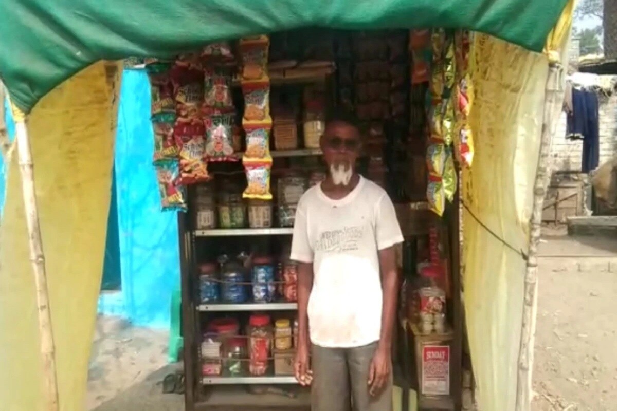 અબ્દુલ ગફ્ફારનું કહેવું છેકે તેમના પેટમાં મોટી ગાંઠ છે જેની સારવાર માટે લોકો પાસે મદદ પેટે ચંદો ઉઘરાવી રહ્યા છે. તેમને કોઈ પુત્ર નથી. બીજી તરફ આખા મહારાષ્ટ્રમાં વીજળી વિભાગ તરફથી આવતા બિલથી ગ્રાહકો અસંતુષ્ટ છે. લોકો વધતા બિલોની ફરિયાદ લઈને વીજળી વિતરણ કાર્યાલયના ચક્કર કાપતા દેખાઈ રહ્યા છે. અબ્દુલ ગફ્ફારનું કહેવું છેકે તેમના પેટમાં મોટી ગાંઠ છે જેની સારવાર માટે લોકો પાસે મદદ પેટે ચંદો ઉઘરાવી રહ્યા છે. તેમને કોઈ પુત્ર નથી. બીજી તરફ આખા મહારાષ્ટ્રમાં વીજળી વિભાગ તરફથી આવતા બિલથી ગ્રાહકો અસંતુષ્ટ છે. લોકો વધતા બિલોની ફરિયાદ લઈને વીજળી વિતરણ કાર્યાલયના ચક્કર કાપતા દેખાઈ રહ્યા છે.