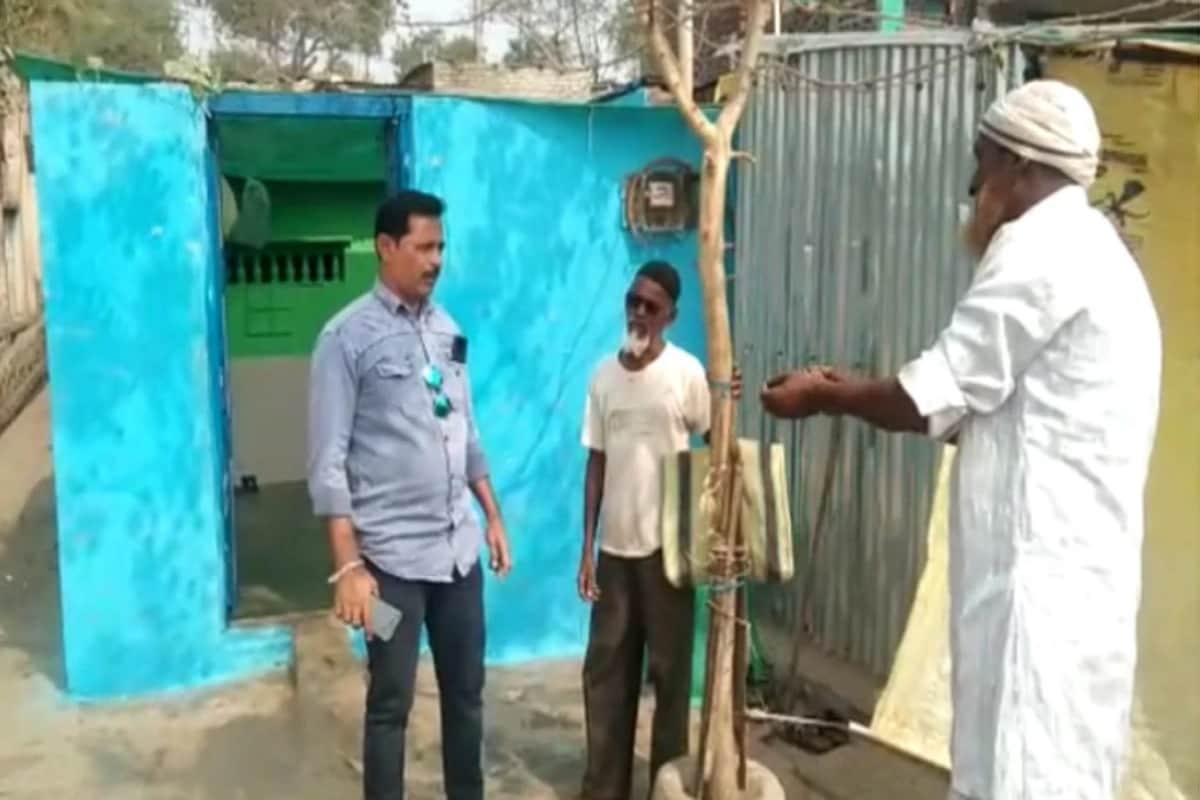 આજતક વેબસાઈટમાં આવેલા આર્ટીકલ પ્રમાણે ભીકમચંદ ગુગલિયાનું કહેવું છે કે તેઓ છેલ્લા 20 વર્ષોથી વીજળી વિભાગના ગ્રાહક છે. આ બધા વર્ષોમાં તેમને ક્યારે પણ 400 યુનિટનું બિલ આપવામાં આવ્યું નથી. પરંતુ ચાર મહિનાનું 1600 યુનિટનું બિલ આપવામાં આવ્યું છે. તેઓ બિલ ભરવા માટે તૈયાર છે પરંતુ તેમણે વીજળી વિભાગના અધિકારીઓને વિનંતી કરી કે તેમને આટલા યુનિટ કેવી રીતે આવ્યા તે સમજાવે. (તમામ તસવીરો Aaj Tak) આજતક વેબસાઈટમાં આવેલા આર્ટીકલ પ્રમાણે ભીકમચંદ ગુગલિયાનું કહેવું છે કે તેઓ છેલ્લા 20 વર્ષોથી વીજળી વિભાગના ગ્રાહક છે. આ બધા વર્ષોમાં તેમને ક્યારે પણ 400 યુનિટનું બિલ આપવામાં આવ્યું નથી. પરંતુ ચાર મહિનાનું 1600 યુનિટનું બિલ આપવામાં આવ્યું છે. તેઓ બિલ ભરવા માટે તૈયાર છે પરંતુ તેમણે વીજળી વિભાગના અધિકારીઓને વિનંતી કરી કે તેમને આટલા યુનિટ કેવી રીતે આવ્યા તે સમજાવે. (તમામ તસવીરો Aaj Tak)