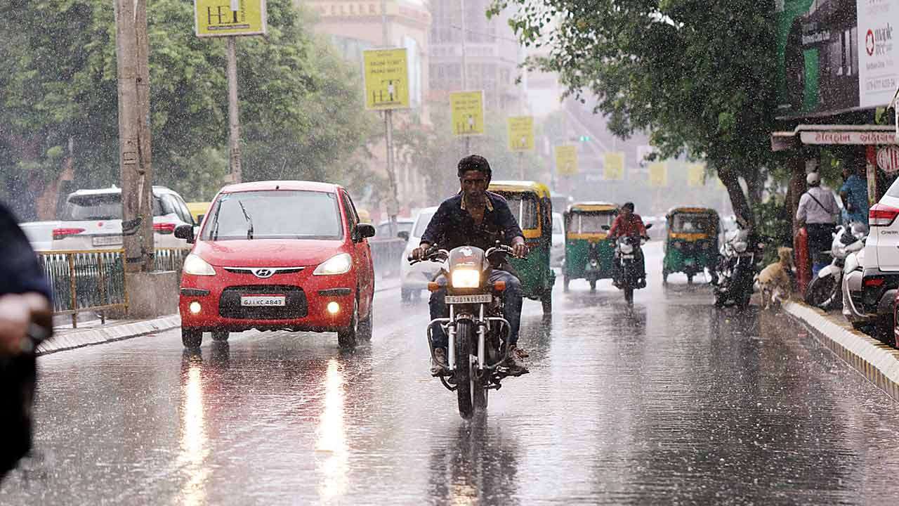 દક્ષિણ ગુજરાતમાં કમોસમી વરસાદની આગાહી વચ્ચે સતત બીજા દિવસે તાપી જિલ્લાના વ્યારા, સોનગઢ, ડોલવણ, નિઝર, ઉચ્છલ સહિતના વિસ્તારમાં વરસાદ પડયો હતો. રાત બાદ દિવસે પણ છૂટાછવાયા વિસ્તારમાં વરસાદી ઝાપટાં નોંધાયા હતા. કમોસમી વરસાદથી અજમો, તુવેર, મગ તથા શાકભાજીના પાકને નુકસાન થવાની ભીતિ સેવાઇ રહી છે. બે દિવસથી વરસાદ પડી રહ્યો હોવાથી જગતનો તાત ચિંતામાં સરી પડ્યો છે. દક્ષિણ ગુજરાતમાં કમોસમી વરસાદની આગાહી વચ્ચે સતત બીજા દિવસે તાપી જિલ્લાના વ્યારા, સોનગઢ, ડોલવણ, નિઝર, ઉચ્છલ સહિતના વિસ્તારમાં વરસાદ પડયો હતો. રાત બાદ દિવસે પણ છૂટાછવાયા વિસ્તારમાં વરસાદી ઝાપટાં નોંધાયા હતા. કમોસમી વરસાદથી અજમો, તુવેર, મગ તથા શાકભાજીના પાકને નુકસાન થવાની ભીતિ સેવાઇ રહી છે. બે દિવસથી વરસાદ પડી રહ્યો હોવાથી જગતનો તાત ચિંતામાં સરી પડ્યો છે.