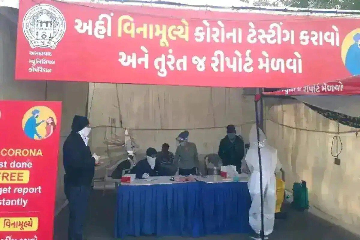 અમદાવાદ : રાજ્યમાં (Gujarat) છેલ્લા 24 કલાકમાં કોરોના વાયરસના (Coronavirus)નવા 685 કેસ નોંધાયા છે. જેની સામે 892 દર્દીઓ સાજા થયા છે. છેલ્લા 24 કલાકમાં રાજ્યમાં કોવિડ-19 (Covid19)ના કારણે 3 દર્દીઓના મોત થયા છે. રાજ્યમાં કુલ મૃત્યુઆંક 4335 થયો છે. આજે રાજ્યમાં કુલ 49,952 ટેસ્ટ કરવામાં આવ્યા છે. રાજ્યમાં એક કરોડથી વધારે કોરોના ટેસ્ટ કરવામાં આવ્યો છે. રાજ્યમાં કુલ 1,00,53,558 ટેસ્ટ થયા છે. રાજ્યમાં સાજા થવાનો દર 95.02 ટકા છે. (પ્રતિકાત્મક તસવીર) અમદાવાદ : રાજ્યમાં (Gujarat) છેલ્લા 24 કલાકમાં કોરોના વાયરસના (Coronavirus)નવા 685 કેસ નોંધાયા છે. જેની સામે 892 દર્દીઓ સાજા થયા છે. છેલ્લા 24 કલાકમાં રાજ્યમાં કોવિડ-19 (Covid19)ના કારણે 3 દર્દીઓના મોત થયા છે. રાજ્યમાં કુલ મૃત્યુઆંક 4335 થયો છે. આજે રાજ્યમાં કુલ 49,952 ટેસ્ટ કરવામાં આવ્યા છે. રાજ્યમાં એક કરોડથી વધારે કોરોના ટેસ્ટ કરવામાં આવ્યો છે. રાજ્યમાં કુલ 1,00,53,558 ટેસ્ટ થયા છે. રાજ્યમાં સાજા થવાનો દર 95.02 ટકા છે. (પ્રતિકાત્મક તસવીર)