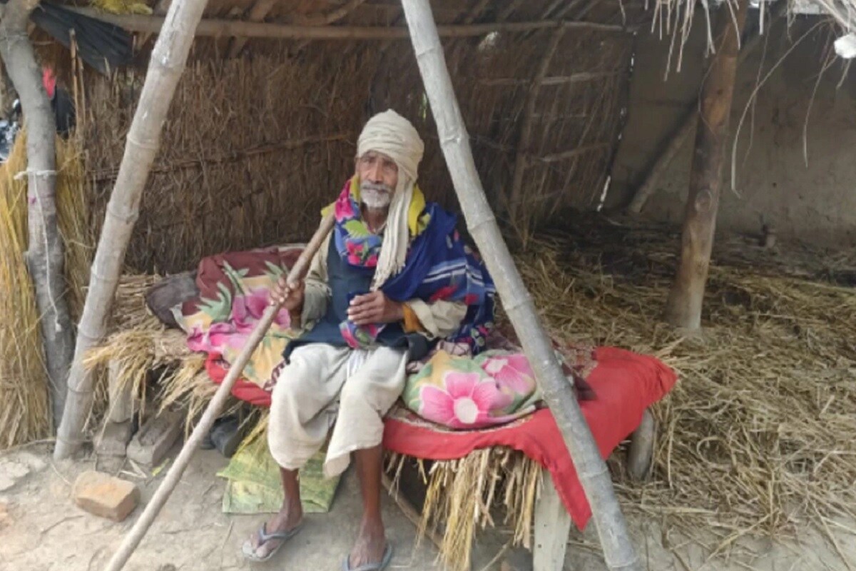 જોકે, ત્રણ મહિના વિતવા છતાં પણ શ્યામ બિહારીનું પેન્શન આવ્યું નહીં. અને તેમને વિભાગથી જાણવા મળ્યું હતું કે, વૃદ્ધને કાગળ ઉપર મૃત જાહેર કરી દીધા હતા. આમ છતાં ચાલવામાં અસમર્થ વૃદ્ધ કાગળ ઉપર પોતાને જીવતા કરવા માટે અનેક વખત એપ્લીકેશન આપી રહ્યા છે. આ સંબંધમાં સમાજ કલ્યાણ અધિકારીએ જણાવ્યું કે અમે માનીએ છીએ કે વિકાસ અધિકારીથી ભૂલ થઈ છે. જોકે, ત્રણ મહિના વિતવા છતાં પણ શ્યામ બિહારીનું પેન્શન આવ્યું નહીં. અને તેમને વિભાગથી જાણવા મળ્યું હતું કે, વૃદ્ધને કાગળ ઉપર મૃત જાહેર કરી દીધા હતા. આમ છતાં ચાલવામાં અસમર્થ વૃદ્ધ કાગળ ઉપર પોતાને જીવતા કરવા માટે અનેક વખત એપ્લીકેશન આપી રહ્યા છે. આ સંબંધમાં સમાજ કલ્યાણ અધિકારીએ જણાવ્યું કે અમે માનીએ છીએ કે વિકાસ અધિકારીથી ભૂલ થઈ છે.