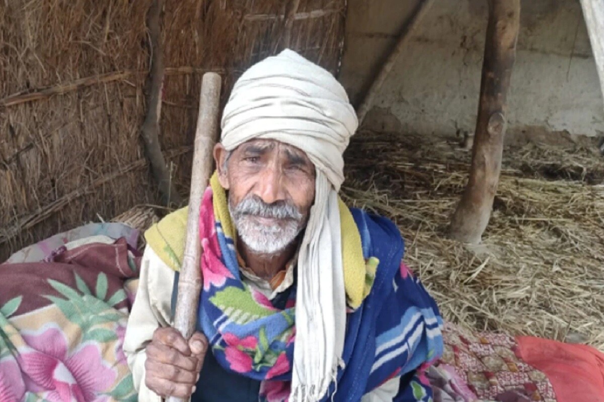 હવે ગ્રામ પંચાયત અધિકારી વિરુદ્ધ એફઆઈઆર લખવાવામાં આવશે અને કાર્યવાહી કરવામાં આવશે ત્યારે વૃદ્ધને એ તારીખથી પેન્શન આપવામાં આવશે. બીજી તરફી વૃદ્ધ દ્વારા દેખાડવામાં આવેલા પરિવાર રજીસ્ટ્રેશન કોપીમાં પણ શ્યામ બિહારીનું નામ નોંધવામાં આવ્યું નથી. જેનાથી મે 2020થી રજૂ કર્યું છે કે ષડયંત્રનો અંદાજ લગાવી શકાય છે. (તમામ તસવીરો આજતક) હવે ગ્રામ પંચાયત અધિકારી વિરુદ્ધ એફઆઈઆર લખવાવામાં આવશે અને કાર્યવાહી કરવામાં આવશે ત્યારે વૃદ્ધને એ તારીખથી પેન્શન આપવામાં આવશે. બીજી તરફી વૃદ્ધ દ્વારા દેખાડવામાં આવેલા પરિવાર રજીસ્ટ્રેશન કોપીમાં પણ શ્યામ બિહારીનું નામ નોંધવામાં આવ્યું નથી. જેનાથી મે 2020થી રજૂ કર્યું છે કે ષડયંત્રનો અંદાજ લગાવી શકાય છે. (તમામ તસવીરો આજતક)