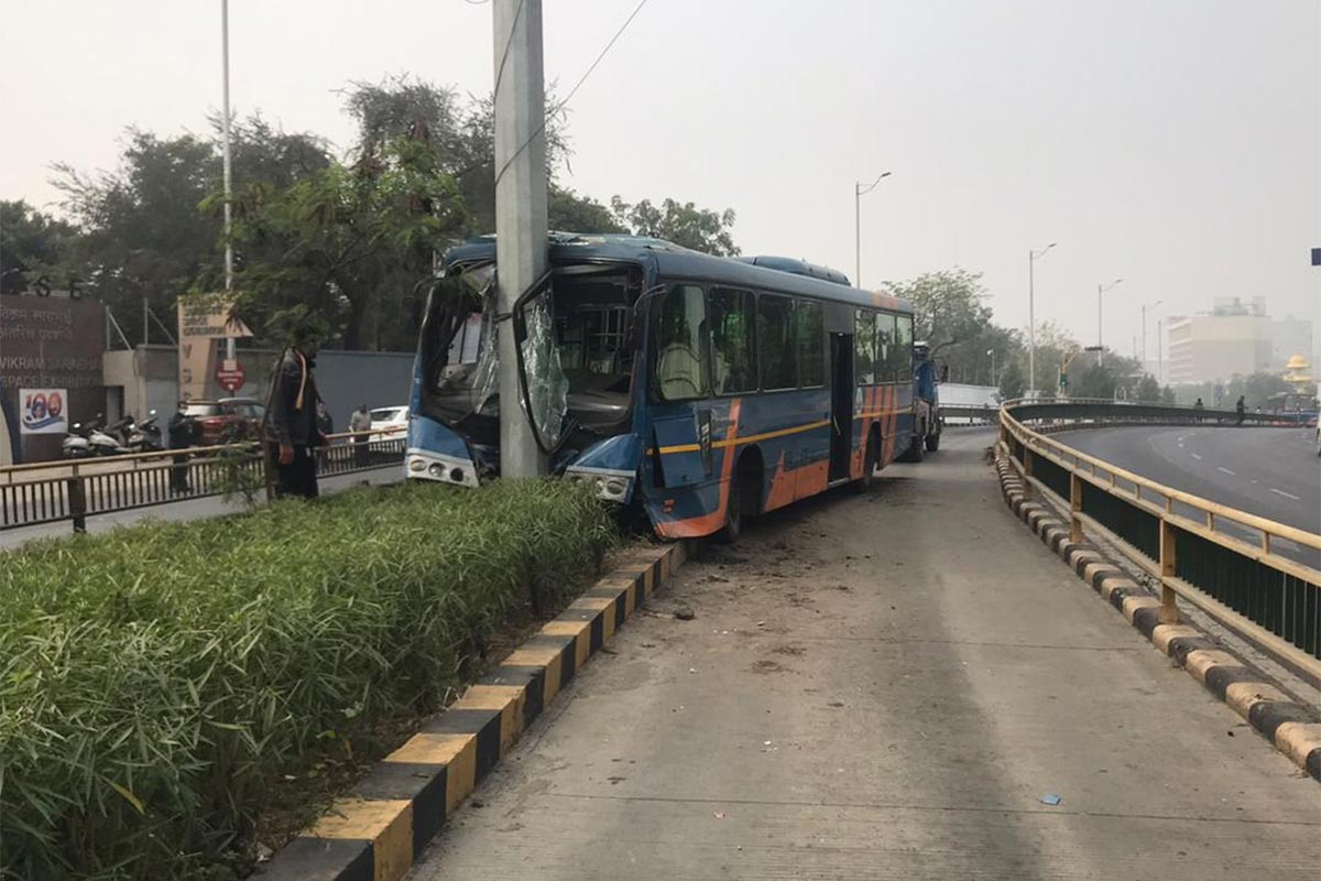 BRTS બસ અમદાવાદના અખબારનગર પાસેથી પસાર થઈ રહી હતી ત્યારે તે અચાનક અન્ડર બ્રિજના પીલરની દીવાલ સાથે ધડાકાભેર અથડાઈ હતી. પીલર સાથે ટકરાતા જ બસનો મોરો ચીરાઈ ગયો હતો અને નાસભાગ મચી ગઈ હતી. જોકે, બસમાં કોઈ મુસાફરો ન હતા. BRTS બસ અમદાવાદના અખબારનગર પાસેથી પસાર થઈ રહી હતી ત્યારે તે અચાનક અન્ડર બ્રિજના પીલરની દીવાલ સાથે ધડાકાભેર અથડાઈ હતી. પીલર સાથે ટકરાતા જ બસનો મોરો ચીરાઈ ગયો હતો અને નાસભાગ મચી ગઈ હતી. જોકે, બસમાં કોઈ મુસાફરો ન હતા.