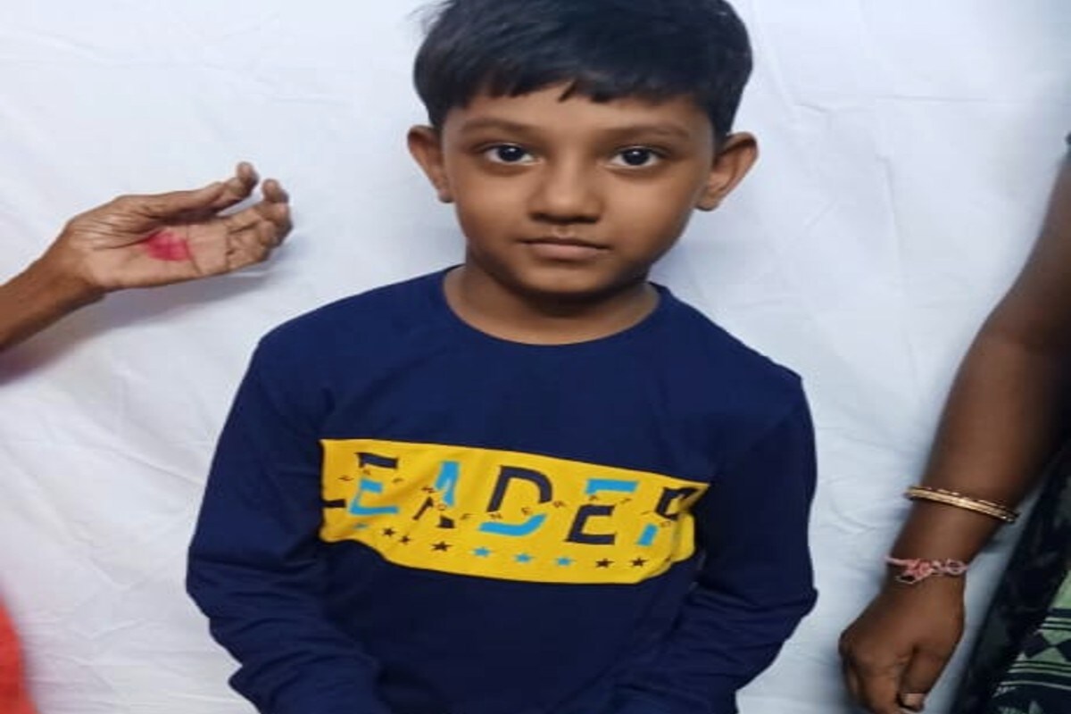 અમદાવાદના મેઘાણીનગર વિસ્તારમાં આવેલા ગુજરાત હાઉસિંગ બોર્ડના 27 નંબરના બ્લોકમાં રહેતા 10 વર્ષીય રોનક રાવત નું મોત નીપજ્યું છે. તેના મામા ગીરીશભાઈ રાવતે જણાવ્યું કે રોનક તેમના પરિવારનો એકનો એક દીકરો હતો. તેના પિતા કિડની હોસ્પિટલમાં ઇલેક્ટ્રિશિયન તરીકે નોકરી કરી પરિવારનું ગુજરાન ચલાવે છે. રોનકના માતા પિતા એક મરણ પ્રસંગ માં ગયા હતા. ત્યારે ઘરે રોનક અને તેના દાદી એકલા હતા. અમદાવાદના મેઘાણીનગર વિસ્તારમાં આવેલા ગુજરાત હાઉસિંગ બોર્ડના 27 નંબરના બ્લોકમાં રહેતા 10 વર્ષીય રોનક રાવત નું મોત નીપજ્યું છે. તેના મામા ગીરીશભાઈ રાવતે જણાવ્યું કે રોનક તેમના પરિવારનો એકનો એક દીકરો હતો. તેના પિતા કિડની હોસ્પિટલમાં ઇલેક્ટ્રિશિયન તરીકે નોકરી કરી પરિવારનું ગુજરાન ચલાવે છે. રોનકના માતા પિતા એક મરણ પ્રસંગ માં ગયા હતા. ત્યારે ઘરે રોનક અને તેના દાદી એકલા હતા.