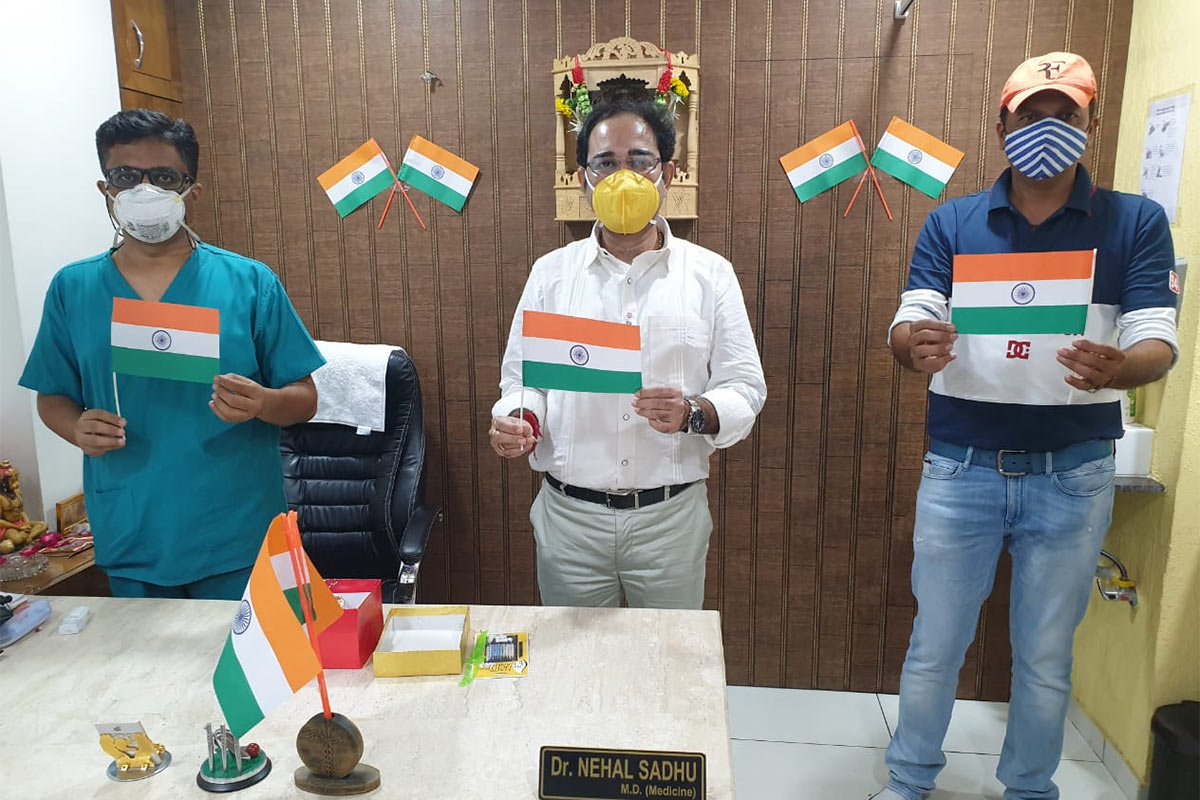 દેશભરમાં 26 જાન્યુઆરી એટલે કે આજે પ્રજાસત્તાક પર્વની ઉજવણી થઈ રહી છે, તેવામાં અમદાવાદમાં આવેલી ક્રિષ્ના હૉસ્પિટલમાં પણ ધ્વજવંદન અને રાષ્ટ્રગીત ગાઈને ઉજવણી કરવામાં આવી હતી. પરંતુ નવાઈની વાત એ છે કે મેમનગરની આ હૉસ્પિટલમાં રાષ્ટ્રગીત નિત્યક્રમ બની ગયું છે. સવાર પડતા જ હૉસ્પિટલનું કામકાજ શરુ થાય છે. પરંતુ પહેલા અહીં ડૉક્ટર અને તેમના સાથેનો તમામ સ્ટાફ રાષ્ટ્રગીત ગાય છે, ત્યાર બાદ જ કામકાજની શરુઆત થાય છે. દેશભરમાં 26 જાન્યુઆરી એટલે કે આજે પ્રજાસત્તાક પર્વની ઉજવણી થઈ રહી છે, તેવામાં અમદાવાદમાં આવેલી ક્રિષ્ના હૉસ્પિટલમાં પણ ધ્વજવંદન અને રાષ્ટ્રગીત ગાઈને ઉજવણી કરવામાં આવી હતી. પરંતુ નવાઈની વાત એ છે કે મેમનગરની આ હૉસ્પિટલમાં રાષ્ટ્રગીત નિત્યક્રમ બની ગયું છે. સવાર પડતા જ હૉસ્પિટલનું કામકાજ શરુ થાય છે. પરંતુ પહેલા અહીં ડૉક્ટર અને તેમના સાથેનો તમામ સ્ટાફ રાષ્ટ્રગીત ગાય છે, ત્યાર બાદ જ કામકાજની શરુઆત થાય છે.