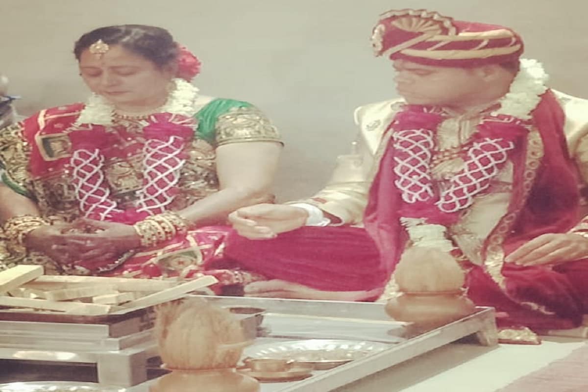 દીપિકા ખુમાણ, અમદાવાદ : આ કિસ્સો જેટલો ચર્ચાસ્પદ બન્યો છે તેટલો રસપ્રદ પણ છે. ક્યારેય કોઈએ વિચાર્યુ પણ નહીં હોય કે એક 52 વર્ષની મહિલાના લગ્ન 36 વર્ષના કુંવારા યુવક સાથે થઈ શકે છે. આ વાત મોરબીની છે. 36 વર્ષના કુંવારા યુવકે છુટાછેડા લીધેલી 52 વર્ષની મહિલા સાથે અનુબંધ ફાઉન્ડેશનના સહયોગથી લગ્ન કર્યા છે. એટલે આમ જોઈએ તો વરવધુ વચ્ચે 16 વર્ષનો તફાવત છે. દીપિકા ખુમાણ, અમદાવાદ : આ કિસ્સો જેટલો ચર્ચાસ્પદ બન્યો છે તેટલો રસપ્રદ પણ છે. ક્યારેય કોઈએ વિચાર્યુ પણ નહીં હોય કે એક 52 વર્ષની મહિલાના લગ્ન 36 વર્ષના કુંવારા યુવક સાથે થઈ શકે છે. આ વાત મોરબીની છે. 36 વર્ષના કુંવારા યુવકે છુટાછેડા લીધેલી 52 વર્ષની મહિલા સાથે અનુબંધ ફાઉન્ડેશનના સહયોગથી લગ્ન કર્યા છે. એટલે આમ જોઈએ તો વરવધુ વચ્ચે 16 વર્ષનો તફાવત છે.