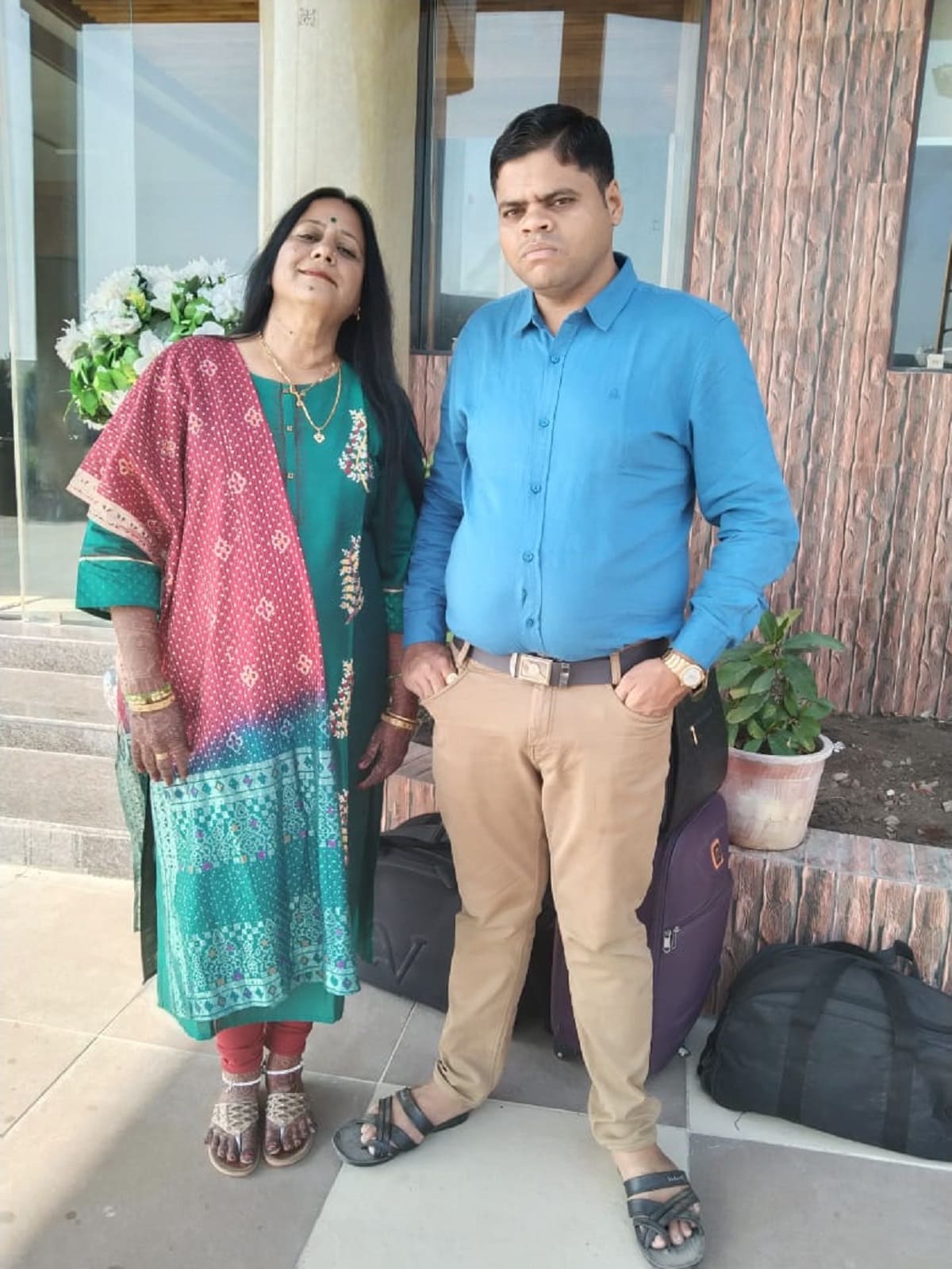 36 વર્ષના યુવકે ન્યૂઝ 18ને જણાવ્યું કે છેલ્લાં 10 વર્ષથી તેઓ યોગ્ય પત્નીની શોધમાં હતા જેઓ સુખમાં દુ:ખમાં તેમનો સાથ આપે. તેમણે ઉંમરનો તફાવત નથી જોયો પણ માને છે કે લગ્નને કારણે વ્યક્તિનાં જીવવાની આશા વધી જાય છે. વિચારો સ્વભાવ અને લાગણી તમામ નિસ્વાર્થ હોવાને કારણે તેમને જેવી જોઈતી હતી તેવી જ પત્ની તેમને મળી છે. તેમની પત્ની મનથી સુંદર છે. આ જ વાત તેમને તેમનાં પરિવારને સમજાવતાં વાર લાગી હતી પરંતુ અંતે પરિવારે પણ દીકરાની ભાવનાને સમજીને લગ્ન સ્વીકાર્યા હતા . 36 વર્ષના યુવકે ન્યૂઝ 18ને જણાવ્યું કે છેલ્લાં 10 વર્ષથી તેઓ યોગ્ય પત્નીની શોધમાં હતા જેઓ સુખમાં દુ:ખમાં તેમનો સાથ આપે. તેમણે ઉંમરનો તફાવત નથી જોયો પણ માને છે કે લગ્નને કારણે વ્યક્તિનાં જીવવાની આશા વધી જાય છે. વિચારો સ્વભાવ અને લાગણી તમામ નિસ્વાર્થ હોવાને કારણે તેમને જેવી જોઈતી હતી તેવી જ પત્ની તેમને મળી છે. તેમની પત્ની મનથી સુંદર છે. આ જ વાત તેમને તેમનાં પરિવારને સમજાવતાં વાર લાગી હતી પરંતુ અંતે પરિવારે પણ દીકરાની ભાવનાને સમજીને લગ્ન સ્વીકાર્યા હતા .