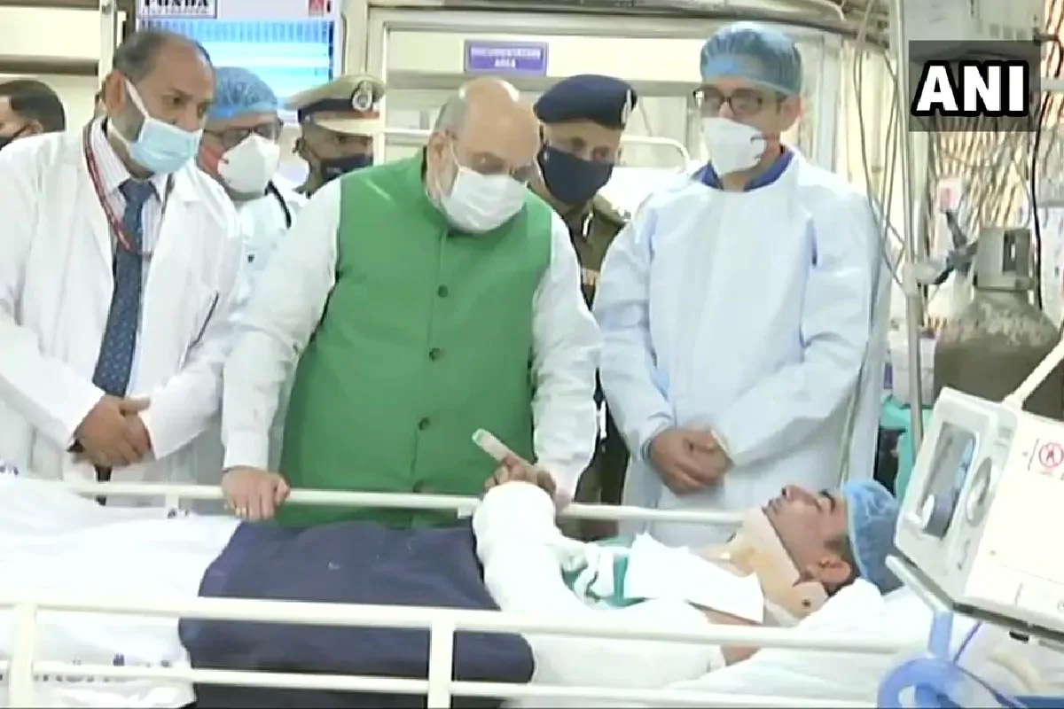  નવી દિલ્હીઃ કેન્દ્રીય ગૃહ મંત્રી અમિત શાહ (Amit Shah)એ ગુરુવારે દિલ્હીની હૉસ્પિટલ પહોંચીને ગણતંત્ર દિવસ (Republic Day 2021) પર ખેડૂતોની ટ્રેક્ટર રેલી (Farmers Tractor Rally) દરમિયાન થયેલી હિંસા (Delhi Violence)માં ઘાયલ થયેલા પોલીસકર્મીઓના (Delhi Police) ખતર અંતર પૂછ્યા. ગૃહ મંત્રી પહેલા સિવિલ લાઇન્સ સ્થિત સુશ્રુતા ટ્રોમા સેન્ટર ગયા. ત્યાં તેઓએ હૉસ્પિટલમાં દાખલ ઘાયલ પોલીસકર્મીઓની મુલાકાત લીધી. તેઓએ પોલીસકર્મીઓના ખતર અંતર પૂછ્યા. ત્યારબાદ અમિત શાહ તીરથ રામ શાહ હૉસ્પિટલ પણ ગયા. ત્યાં પણ ઘાયલ પોલીસકર્મીઓ અને તેમના પરિજનો સાથે મુલાકાત કરી. (Photo: ANI)