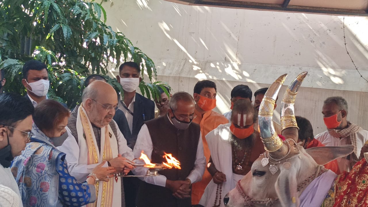 અમદાવાદના જગન્નાથ મંદિરમાં ભક્તો વહેલી સવારથી ભગવાન જગન્નાથના આશીર્વાદ લેવા ઉમટી રહ્યા છે. ભગવાન જગન્નાથને પણ વિશેષ શણગાર કરવામાં આવ્યા છે. અમદાવાદના જગન્નાથ મંદિરમાં ભક્તો વહેલી સવારથી ભગવાન જગન્નાથના આશીર્વાદ લેવા ઉમટી રહ્યા છે. ભગવાન જગન્નાથને પણ વિશેષ શણગાર કરવામાં આવ્યા છે.