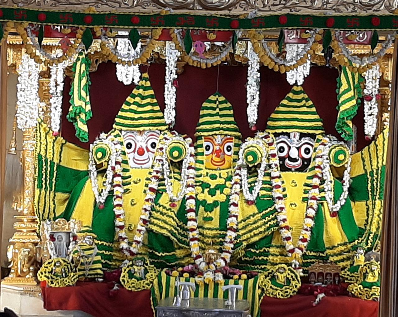 આ સાથે તેમણે પરિવાર સાથે વિશેષ પૂજા અર્ચના કરી. તેમણે હાથીને શેરડી અને ફ્રુટ ખડાવ્યાં. તેમણે ગાય માતાની પણ પૂજા કરી. અમિત શાહની જગન્નાથ મંદિરની મુલાકાતને લઈ જગન્નાથ મંદિરમાં સઘન પોલીસ બંદોબસ્ત કરવામાં આવ્યો હતો. આ સાથે તેમણે પરિવાર સાથે વિશેષ પૂજા અર્ચના કરી. તેમણે હાથીને શેરડી અને ફ્રુટ ખડાવ્યાં. તેમણે ગાય માતાની પણ પૂજા કરી. અમિત શાહની જગન્નાથ મંદિરની મુલાકાતને લઈ જગન્નાથ મંદિરમાં સઘન પોલીસ બંદોબસ્ત કરવામાં આવ્યો હતો.