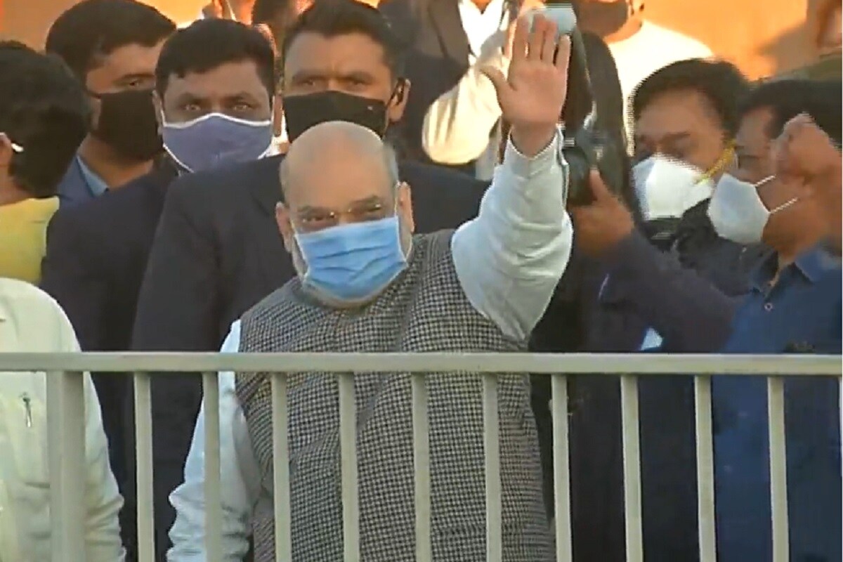 આજે કેન્દ્રીય ગુહમંત્રી અમિત શાહ (Amit Shah) ઉત્તરાયણની (uttarayan) ઉજવણી પોતાના પરિવાર સાથે કરવા માટે અમદાવાદ (Ahmedabad) આવ્યા છે. આજે મકરસંક્રાંતિના પાવન પર્વે ગૃહમંત્રી અમિત શાહે પરિવાર સાથે ભગવાન જગન્નાથના દર્શન કર્યા હતા. ત્યારે અમિત શાહ પુત્રની પુત્રીને પણ આંગળીએ પકડીને મંદિર લઈ આવ્યા.કેન્દ્રીય ગુહમંત્રી અમિત શાહ પોતાના પરિવાર સાથે ભગવાન જગન્નાથ મંદિરે ભગવાન જગન્નાથના ચરણોમાં શીશ ઝુકાવી આશીર્વાદ લીધા અને ભગવાન જગન્નાથની આરતી કરી. આજે કેન્દ્રીય ગુહમંત્રી અમિત શાહ (Amit Shah) ઉત્તરાયણની (uttarayan) ઉજવણી પોતાના પરિવાર સાથે કરવા માટે અમદાવાદ (Ahmedabad) આવ્યા છે. આજે મકરસંક્રાંતિના પાવન પર્વે ગૃહમંત્રી અમિત શાહે પરિવાર સાથે ભગવાન જગન્નાથના દર્શન કર્યા હતા. ત્યારે અમિત શાહ પુત્રની પુત્રીને પણ આંગળીએ પકડીને મંદિર લઈ આવ્યા.કેન્દ્રીય ગુહમંત્રી અમિત શાહ પોતાના પરિવાર સાથે ભગવાન જગન્નાથ મંદિરે ભગવાન જગન્નાથના ચરણોમાં શીશ ઝુકાવી આશીર્વાદ લીધા અને ભગવાન જગન્નાથની આરતી કરી.