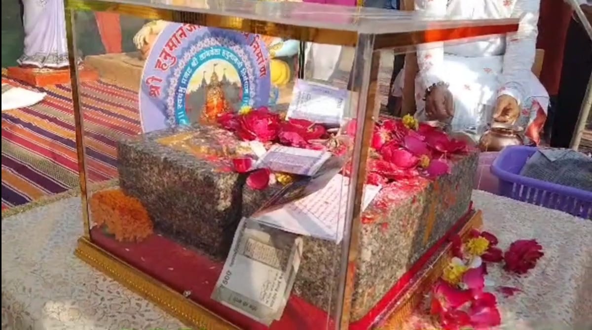 શીલાનું પૂજન કરી સાધુ સંતો સાથે ભક્તોએ પણ ધન્યતા અનુભવી હતી. પૂજા આરતી અને દર્શન કર્યા બાદ આ શીલા રથને વાપીથી વિદાય આપવામાં આવી હતી. શીલાનું પૂજન કરી સાધુ સંતો સાથે ભક્તોએ પણ ધન્યતા અનુભવી હતી. પૂજા આરતી અને દર્શન કર્યા બાદ આ શીલા રથને વાપીથી વિદાય આપવામાં આવી હતી.