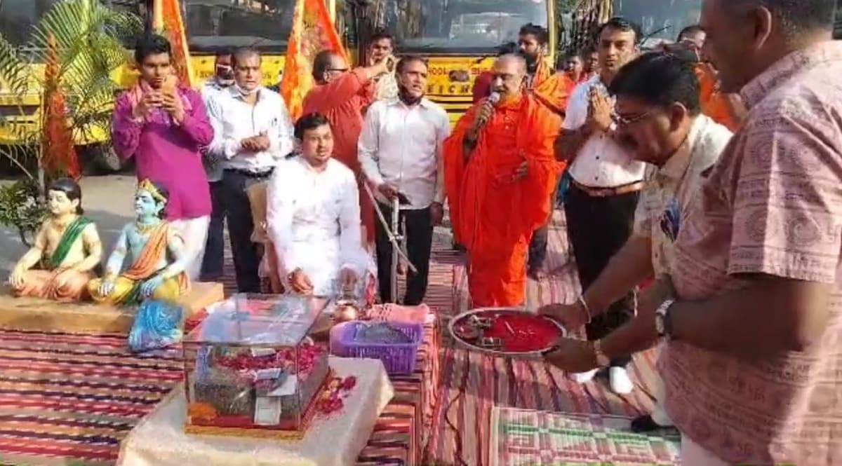 મહત્વપૂર્ણ છે કે, કર્ણાટકના રાજ્યપાલ વજુભાઈ વાળાએ આ શીલાનું પૂજન કરી અને આ શીલા રથને કર્ણાટકથી રવાના કર્યો હતો. જે આજે ગુજરાતમાં પ્રવેશ્યો છે અને ગુજરાતમાં પ્રવેશતા જ વાપીમાં તેનું ભવ્ય સ્વાગત કરવામાં આવ્યું હતું. મહત્વપૂર્ણ છે કે, કર્ણાટકના રાજ્યપાલ વજુભાઈ વાળાએ આ શીલાનું પૂજન કરી અને આ શીલા રથને કર્ણાટકથી રવાના કર્યો હતો. જે આજે ગુજરાતમાં પ્રવેશ્યો છે અને ગુજરાતમાં પ્રવેશતા જ વાપીમાં તેનું ભવ્ય સ્વાગત કરવામાં આવ્યું હતું.