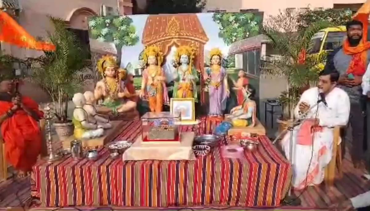 ત્યારે લાંભવેલમા બનનાર ભવ્ય હનુમાન મંદિરના નિર્માણ માટે ઉપયોગમાં લેવાનાર શીલાને લઇ કર્ણાટકના હમ્પીથી આ શીલાને લઈ આવતો આ શીલા રથ આજે ગુજરાતમાં પ્રવેશ્યો હતો. જ્યાં વાપી નજીક આવેલા સલવાવ સ્વામિનારાયણ ગુરુકુળ પરિસરમાં આ શીલા રથનું ભક્તિભાવપૂર્વક સ્વાગત કરવામાં આવ્યું હતું. આ પ્રસંગે મોટી સંખ્યામાં ભક્તો અને સાધુ-સંતો ઉપસ્થિત રહ્યા હતા. જેઓએ હનુમાનજીના મંદિરના નિર્માણ કાર્યમાં લેવાનાર પવિત્ર શીલાની પૂજા અર્ચના કરી હતી. અને તેના શ્રધ્ધા ભાવથી દર્શન કર્યા હતા. ત્યારે લાંભવેલમા બનનાર ભવ્ય હનુમાન મંદિરના નિર્માણ માટે ઉપયોગમાં લેવાનાર શીલાને લઇ કર્ણાટકના હમ્પીથી આ શીલાને લઈ આવતો આ શીલા રથ આજે ગુજરાતમાં પ્રવેશ્યો હતો. જ્યાં વાપી નજીક આવેલા સલવાવ સ્વામિનારાયણ ગુરુકુળ પરિસરમાં આ શીલા રથનું ભક્તિભાવપૂર્વક સ્વાગત કરવામાં આવ્યું હતું. આ પ્રસંગે મોટી સંખ્યામાં ભક્તો અને સાધુ-સંતો ઉપસ્થિત રહ્યા હતા. જેઓએ હનુમાનજીના મંદિરના નિર્માણ કાર્યમાં લેવાનાર પવિત્ર શીલાની પૂજા અર્ચના કરી હતી. અને તેના શ્રધ્ધા ભાવથી દર્શન કર્યા હતા.