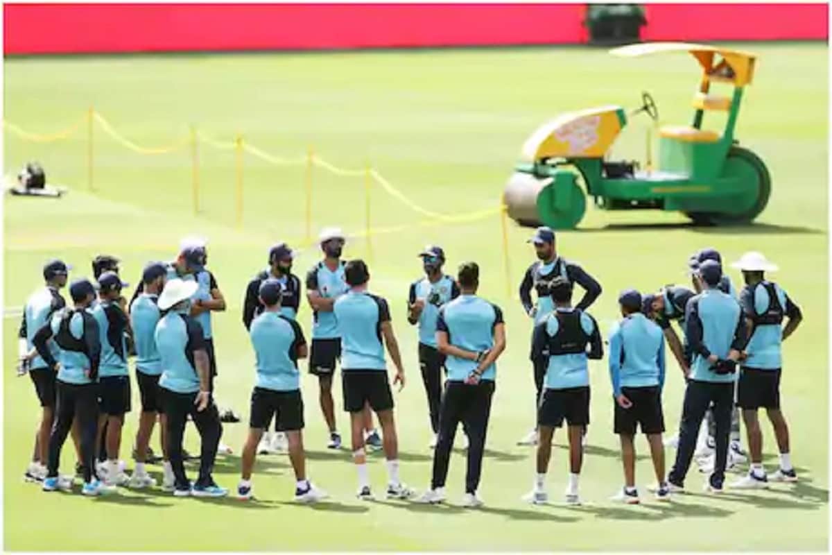 નવી દિલ્હી : ભારત અને ઓસ્ટ્રેલિયા (India vs Australia)વચ્ચે ગુરુવારે 7 જાન્યુઆરીથી સિડનીમાં ત્રીજી ટેસ્ટ મેચ રમાશે. આ પછી શ્રેણીની ચોથી અને અંતિમ ટેસ્ટ 15 જાન્યુઆરીથી બ્રિસબેનમાં રમાશે. બ્રિસબેનમાં ચોથી ટેસ્ટના આયોજન પર ચર્ચા થઈ રહી છે. આ પહેલા એવા રિપોર્ટ હતા કે ક્વૉરન્ટાઇન નિયમોના કારણે ટીમ ઇન્ડિયા બ્રિસબેનમાં ચોથી ટેસ્ટ રમવા માંગતી નથી. જે પછી એક નવી ચર્ચા ઉભી થઈ છે. હવે ખબર છે કે બ્રિસબેન ટેસ્ટ ક્વૉરન્ટાઇન પર બીસીસીઆઈ ક્રિકેટ ઓસ્ટ્રેલિયાને એક અલ્ટીમેટમ આપવાની તૈયારી કરી રહ્યું છે. (તસવીર -BCCI) નવી દિલ્હી : ભારત અને ઓસ્ટ્રેલિયા (India vs Australia)વચ્ચે ગુરુવારે 7 જાન્યુઆરીથી સિડનીમાં ત્રીજી ટેસ્ટ મેચ રમાશે. આ પછી શ્રેણીની ચોથી અને અંતિમ ટેસ્ટ 15 જાન્યુઆરીથી બ્રિસબેનમાં રમાશે. બ્રિસબેનમાં ચોથી ટેસ્ટના આયોજન પર ચર્ચા થઈ રહી છે. આ પહેલા એવા રિપોર્ટ હતા કે ક્વૉરન્ટાઇન નિયમોના કારણે ટીમ ઇન્ડિયા બ્રિસબેનમાં ચોથી ટેસ્ટ રમવા માંગતી નથી. જે પછી એક નવી ચર્ચા ઉભી થઈ છે. હવે ખબર છે કે બ્રિસબેન ટેસ્ટ ક્વૉરન્ટાઇન પર બીસીસીઆઈ ક્રિકેટ ઓસ્ટ્રેલિયાને એક અલ્ટીમેટમ આપવાની તૈયારી કરી રહ્યું છે. (તસવીર -BCCI)