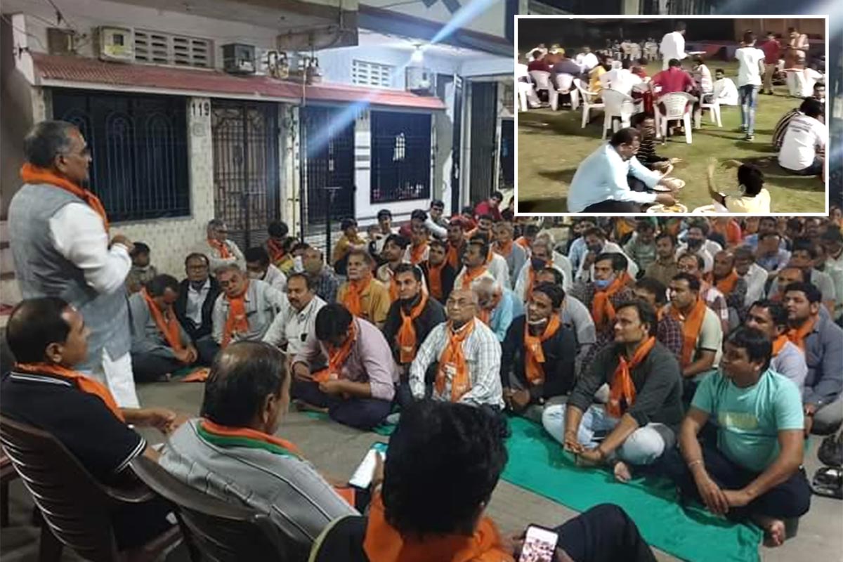 કિર્તેશ પટેલ, સુરત: સુરતમાં કોરોના મહામારી (Surat coronavirus cases) વચ્ચે નિયમ ભંગની સતત ઘટનાઓ બની રહી છે. તંત્ર તરફથી કોઈ કડક કાર્યવાહી કરવામાં ન આવતા લોકો સતત નિયમનો ભંગ કરી રહ્યા છે. શહેરમાં આ વખતે કૉંગ્રેસના નગરસેવક (Congress councillor) દ્વારા પોતાના ફાર્મ હાઉસ (Farm house) પર જમણવારનું આયોજન કરી નિયમો તોડવામાં આવ્યો છે. બીજી બાજુ ભાજપના ધારાસભ્ય (BJP MLA)એ પેજ પ્રમુખ માટે બોલાવેલી બેઠકમાં કોરોનાના નિયમોના ધજાગરા ઉડ્યા હતા. આટલું ઓછું હોય તેમ નેતાઓ તરફથી સોશિયલ મીડિયાામાં પણ તસવીરો મૂકવામાં આવે છે. કિર્તેશ પટેલ, સુરત: સુરતમાં કોરોના મહામારી (Surat coronavirus cases) વચ્ચે નિયમ ભંગની સતત ઘટનાઓ બની રહી છે. તંત્ર તરફથી કોઈ કડક કાર્યવાહી કરવામાં ન આવતા લોકો સતત નિયમનો ભંગ કરી રહ્યા છે. શહેરમાં આ વખતે કૉંગ્રેસના નગરસેવક (Congress councillor) દ્વારા પોતાના ફાર્મ હાઉસ (Farm house) પર જમણવારનું આયોજન કરી નિયમો તોડવામાં આવ્યો છે. બીજી બાજુ ભાજપના ધારાસભ્ય (BJP MLA)એ પેજ પ્રમુખ માટે બોલાવેલી બેઠકમાં કોરોનાના નિયમોના ધજાગરા ઉડ્યા હતા. આટલું ઓછું હોય તેમ નેતાઓ તરફથી સોશિયલ મીડિયાામાં પણ તસવીરો મૂકવામાં આવે છે.