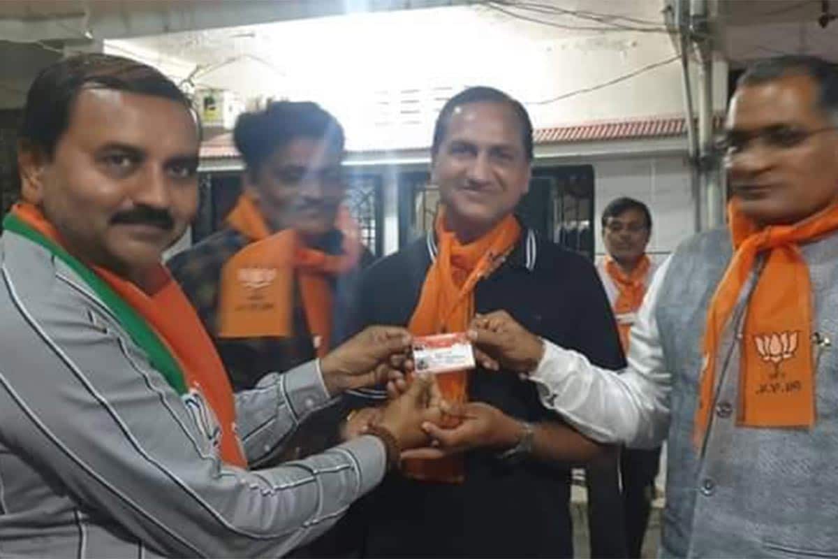 બીજી તરફ આ જ વિસ્તારમાં ધારાસભ્ય એવા ભાજપના વી. ડી. ઝાડાવાડીયાને જાણે કોરોના ગાઈડલાઇન તોડવામાં મહારથ મળી ગઈ હોય તેવું લાગે છે. તેઓ દરરોજ ગાઈડલાઇન તોડી તેના ફોટા પોતાના સોશિયલ મીડિયા એકાઉન્ટમાં મૂકતા હોય છે. આ નેતાએ ગતરોજ પણ પેજ પ્રમુખના સભ્યની બેઠકનું આયોજન કર્યું હતું. અહીંયા હાજર રહેલા લોકોએ કોરોનાની ગાઇડલાઇનનું પાલન કર્યું ન હતું. આ નેતા અનેક વખત નિયમ ભંગ કરી ચૂક્યા હોવા છતાં તેમની સામે કોઈ કાર્યવાહી થતી નથી. બીજી તરફ આ જ વિસ્તારમાં ધારાસભ્ય એવા ભાજપના વી. ડી. ઝાડાવાડીયાને જાણે કોરોના ગાઈડલાઇન તોડવામાં મહારથ મળી ગઈ હોય તેવું લાગે છે. તેઓ દરરોજ ગાઈડલાઇન તોડી તેના ફોટા પોતાના સોશિયલ મીડિયા એકાઉન્ટમાં મૂકતા હોય છે. આ નેતાએ ગતરોજ પણ પેજ પ્રમુખના સભ્યની બેઠકનું આયોજન કર્યું હતું. અહીંયા હાજર રહેલા લોકોએ કોરોનાની ગાઇડલાઇનનું પાલન કર્યું ન હતું. આ નેતા અનેક વખત નિયમ ભંગ કરી ચૂક્યા હોવા છતાં તેમની સામે કોઈ કાર્યવાહી થતી નથી.
