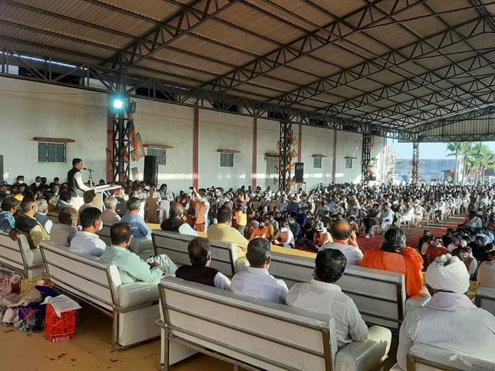 ત્યારે જસદણ વિસ્તારના આટકોટ રોડ પર આવેલ ભૂમિ જીનિંગ ખાતે અભિવાદનનો કાર્યક્રમ યોજાયો હતો. ત્યારે દ્રશ્યોમાં પણ જોઇ શકાય છે કે, અભિવાદન કાર્યક્રમ માં જસદણ વિછીયા પંથકના સરપંચ સહિતના આગેવાનો મોટી સંખ્યામાં ઉપસ્થિત રહ્યા હતા. અભિવાદન સન્માન સમારોહમાં covid 19 ના તમામ નિયમો વિસરાયા હોય તેવા દ્રશ્યો હાલ સોશિયલ મીડિયામાં વાયરલ થઇ રહ્યા છે. ત્યારે જસદણ વિસ્તારના આટકોટ રોડ પર આવેલ ભૂમિ જીનિંગ ખાતે અભિવાદનનો કાર્યક્રમ યોજાયો હતો. ત્યારે દ્રશ્યોમાં પણ જોઇ શકાય છે કે, અભિવાદન કાર્યક્રમ માં જસદણ વિછીયા પંથકના સરપંચ સહિતના આગેવાનો મોટી સંખ્યામાં ઉપસ્થિત રહ્યા હતા. અભિવાદન સન્માન સમારોહમાં covid 19 ના તમામ નિયમો વિસરાયા હોય તેવા દ્રશ્યો હાલ સોશિયલ મીડિયામાં વાયરલ થઇ રહ્યા છે.