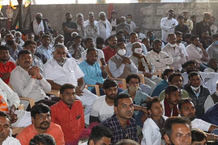 જાણેકે જસદણ વિછીયા પંથકમાં કોરોના મહામારી જળમૂળથી નાશ પામી હોય તે પ્રકારે બેદરકારી પૂર્વક સોશિયલ distance તેમજ માસ્કના નિયમોનો સરેઆમ ભંગ કરવામાં આવ્યો છે. સામાન્ય નાગરિક જો માસિક ન પહેરે તો તેને એક એક હજાર રૂપિયાનો દંડ ફટકારવામાં આવે છે. કોઈ ધંધાર્થી પોતાની દુકાન પર સોશિયલ distance ન આવે તો તેની દુકાને સીલ કરવામાં આવે છે. બીજી તરફ આપણા રાજનેતાઓને તંત્ર દ્વારા છૂટોદોર આપવામાં આવી રહ્યો છે. જાણેકે જસદણ વિછીયા પંથકમાં કોરોના મહામારી જળમૂળથી નાશ પામી હોય તે પ્રકારે બેદરકારી પૂર્વક સોશિયલ distance તેમજ માસ્કના નિયમોનો સરેઆમ ભંગ કરવામાં આવ્યો છે. સામાન્ય નાગરિક જો માસિક ન પહેરે તો તેને એક એક હજાર રૂપિયાનો દંડ ફટકારવામાં આવે છે. કોઈ ધંધાર્થી પોતાની દુકાન પર સોશિયલ distance ન આવે તો તેની દુકાને સીલ કરવામાં આવે છે. બીજી તરફ આપણા રાજનેતાઓને તંત્ર દ્વારા છૂટોદોર આપવામાં આવી રહ્યો છે.