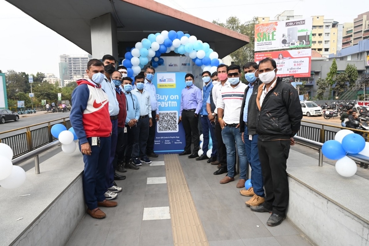 અમદાવાદ શહેરમાં શરૂ થયેલ બીઆરટીએસ સેવા દ્વાર ભુતકાળમા અનેક એવોર્ડ હાસિલ કર્યા છે . તેમજ શહેરના ૧૬૧ સ્ટેશન પર બીઆરટીએસ સેવા કાર્યકર્ત છે. અગાઉ જન મિત્ર કાર્ડ દ્વારા કેસલેસ સિસ્ટમ પણ અમલમા મુકાઇ હતી. જેમા આઇસીઆઇસી બેંક સાથે રાખી જનમિત્ર કાર્ડ શરૂ કરાયું હતુ. અમદાવાદ શહેરમાં શરૂ થયેલ બીઆરટીએસ સેવા દ્વાર ભુતકાળમા અનેક એવોર્ડ હાસિલ કર્યા છે . તેમજ શહેરના ૧૬૧ સ્ટેશન પર બીઆરટીએસ સેવા કાર્યકર્ત છે. અગાઉ જન મિત્ર કાર્ડ દ્વારા કેસલેસ સિસ્ટમ પણ અમલમા મુકાઇ હતી. જેમા આઇસીઆઇસી બેંક સાથે રાખી જનમિત્ર કાર્ડ શરૂ કરાયું હતુ.