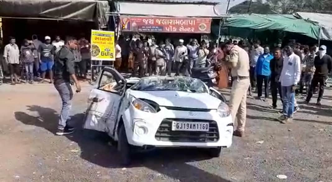 બનાવની તસવીરો એવી છે કે જોઈને ભલભલાના રૂવાંડા ઊભા થઈ જાય. બારડોલીના ઘૂલિયા ચાર રસ્તા પાસે આજે બપોરે એક કાળમુખો ટ્રક વજનના કારણે પલટી ગયો હતો.જોકે, તે પલટીને નજીકમાંથી પસારથતી અલ્ટો માથે ખાબક્યો હતો. બનાવની તસવીરો એવી છે કે જોઈને ભલભલાના રૂવાંડા ઊભા થઈ જાય. બારડોલીના ઘૂલિયા ચાર રસ્તા પાસે આજે બપોરે એક કાળમુખો ટ્રક વજનના કારણે પલટી ગયો હતો.જોકે, તે પલટીને નજીકમાંથી પસારથતી અલ્ટો માથે ખાબક્યો હતો.