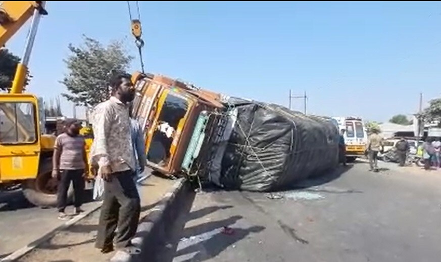 આ કારના ચાલકને ક્રેનની મદદથી કાર બહાર કાઢીને બચાવ્યો હતો. જેવી રીતે રામ રાખે તેને કોણ ચાખે એવી જ રીતે આ કિસ્સામાં ચાલકનો જીવ બચી ગયો હતો. ઘટનાની જાણ થતા કેબિનેટ મંત્રી દોડી આવ્યા હતા. આ કારના ચાલકને ક્રેનની મદદથી કાર બહાર કાઢીને બચાવ્યો હતો. જેવી રીતે રામ રાખે તેને કોણ ચાખે એવી જ રીતે આ કિસ્સામાં ચાલકનો જીવ બચી ગયો હતો. ઘટનાની જાણ થતા કેબિનેટ મંત્રી દોડી આવ્યા હતા.