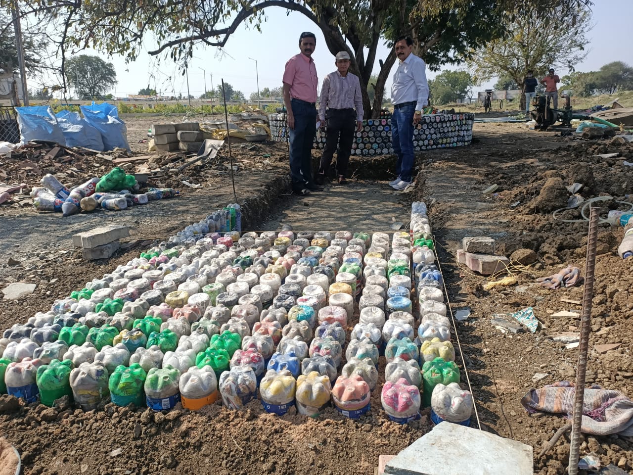 પ્લાસ્ટિકની બોટલનો ખાસ ઉપયોગ કરવામાં આવી રહ્યો છે, આ બોટલો મારફત વૃક્ષને ફરતું ચક્ર બનાવવામાં આવી રહ્યું છે. આ સાથે જ અહિંના રસ્તાઓ બનાવવામાં પણ પ્લાસ્ટિકની બોટલનો ઉપયોગ કરવામાં આવી રહ્યો છે, જે એક્યુપ્રેશર થેરાપી તરીકે પણ લાભદાયી નિવડશે. ઇકો બ્રિક્સ પાર્કમાં માત્ર પ્લાસ્ટિકની સોડા, ફીનાઇલ તેમજ એસિડની વપરાયેલી બોટલનો ઉપયોગ કરવામાં આવી રહ્યો છે. પ્લાસ્ટિકની બોટલનો ખાસ ઉપયોગ કરવામાં આવી રહ્યો છે, આ બોટલો મારફત વૃક્ષને ફરતું ચક્ર બનાવવામાં આવી રહ્યું છે. આ સાથે જ અહિંના રસ્તાઓ બનાવવામાં પણ પ્લાસ્ટિકની બોટલનો ઉપયોગ કરવામાં આવી રહ્યો છે, જે એક્યુપ્રેશર થેરાપી તરીકે પણ લાભદાયી નિવડશે. ઇકો બ્રિક્સ પાર્કમાં માત્ર પ્લાસ્ટિકની સોડા, ફીનાઇલ તેમજ એસિડની વપરાયેલી બોટલનો ઉપયોગ કરવામાં આવી રહ્યો છે.
