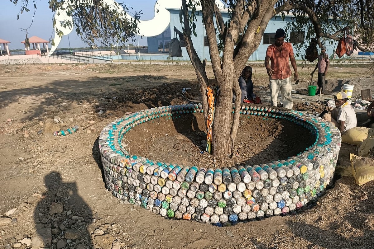 ભાવનગરમાં (Bhavnagar) ગર્વ થાય તેવો એક નવતર પ્રયોગ થઇ રહ્યો છે. ગુજરાતમાં પહેલીવાર ભાવનગર મહાનગરપાલિકા દ્વારા ઇકો બ્રિક પાર્ક (Eco Brick park) બનાવવામાં આવી રહ્યો છે. એક મહિનામાં સફાઇ કામદારો અને નગરજનોએ ભેગામળીને આશરે 30 હજાર જેટલી ઈકો બ્રિક તૈયાર કરવામાં આવી છે. શહેરના અકવાડા લેક પાસેની ફાઝલ જમીનમાં ઇકો પાર્ક બનાવવામાં આવી રહ્યો છે. સોડા, ફીનાઈલ જેવી પ્લાસ્ટિકની બોટલ અને સિંગલ યુઝ પ્લાસ્ટિકનો (Single use plastic) ઉપયોગ કરીને પાર્ક બનાવવાનો શરૂ થયો છે. આ ઇકો બ્રિક પાર્ક બનાવવા માટે ડૉ. તેજસ દોશી આગળ આવ્યા છે. ભાવનગરમાં (Bhavnagar) ગર્વ થાય તેવો એક નવતર પ્રયોગ થઇ રહ્યો છે. ગુજરાતમાં પહેલીવાર ભાવનગર મહાનગરપાલિકા દ્વારા ઇકો બ્રિક પાર્ક (Eco Brick park) બનાવવામાં આવી રહ્યો છે. એક મહિનામાં સફાઇ કામદારો અને નગરજનોએ ભેગામળીને આશરે 30 હજાર જેટલી ઈકો બ્રિક તૈયાર કરવામાં આવી છે. શહેરના અકવાડા લેક પાસેની ફાઝલ જમીનમાં ઇકો પાર્ક બનાવવામાં આવી રહ્યો છે. સોડા, ફીનાઈલ જેવી પ્લાસ્ટિકની બોટલ અને સિંગલ યુઝ પ્લાસ્ટિકનો (Single use plastic) ઉપયોગ કરીને પાર્ક બનાવવાનો શરૂ થયો છે. આ ઇકો બ્રિક પાર્ક બનાવવા માટે ડૉ. તેજસ દોશી આગળ આવ્યા છે.