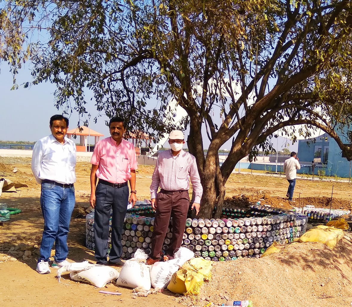 ત્યારે આપણા બધાના મનમાં એક પ્રશ્ન થાય કે, ઇકો બ્રિક્ટ લે શું? આ બ્રિક એટલે એક પ્લાસ્ટિકની નાની મોટી બોટલોમાં પ્લાસ્ટિકની નોન રિસાયકલેબલ થેલીઓ ભરીને બનાવવામાં આવે છે. ઈકો બ્રિકનાં લીધે એક નાની બોટલમાં અનેક ચોરસ ફૂટનું પ્લાસ્ટિક ભરી શકાય છે. જેના કારણે, જમીન, હવા અને પાણીનું પ્રદૂષણ પણ અટકે છે. આ ઈકો બ્રિક દ્વારા અત્યારે એક ટ્રી ગાર્ડન બનાવવાની શરૂઆત કરવામાં આવી છે. ત્યારે આપણા બધાના મનમાં એક પ્રશ્ન થાય કે, ઇકો બ્રિક્ટ લે શું? આ બ્રિક એટલે એક પ્લાસ્ટિકની નાની મોટી બોટલોમાં પ્લાસ્ટિકની નોન રિસાયકલેબલ થેલીઓ ભરીને બનાવવામાં આવે છે. ઈકો બ્રિકનાં લીધે એક નાની બોટલમાં અનેક ચોરસ ફૂટનું પ્લાસ્ટિક ભરી શકાય છે. જેના કારણે, જમીન, હવા અને પાણીનું પ્રદૂષણ પણ અટકે છે. આ ઈકો બ્રિક દ્વારા અત્યારે એક ટ્રી ગાર્ડન બનાવવાની શરૂઆત કરવામાં આવી છે.