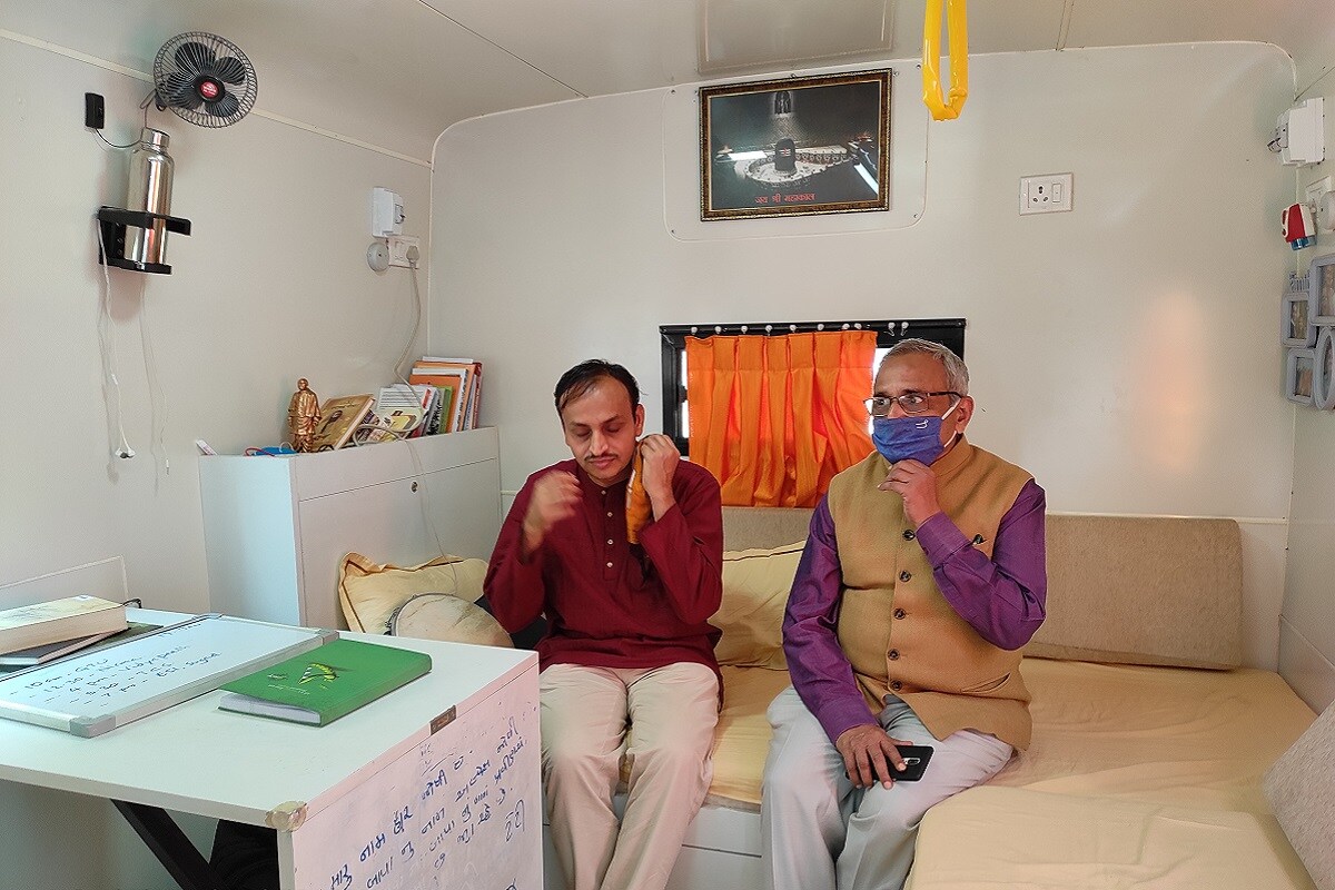 આ અંગે GTUના વાઇસ ચાન્સેલર નવીન શેઠએ જણાવ્યું કે, હાલમાં સમગ્ર દુનિયા ક્લાઈમેટ ચેન્જ સામે ઝઝુમી રહી છે. ત્યારે IIT ના પ્રોફેસરે આ યાત્રા શરૂ કરી છે. જેમા ગાંધીજીએ ગ્રામ સ્વરાજની વાત કરી હતી. તેમ ઉર્જા સ્વરાજ મિશન લઈને તેઓ નીકળ્યા છે. તેઓનું માનવું છે કે, હાલ લોકો એનર્જીનો બેફામ ઉપયોગ કરી રહ્યા છે. જેનાથી કાર્બન ડાયોક્સાઇડ ઉત્તપન્ન થઈ રહ્યા છે. જે આવનારી પેઢીને ખતમ કરી નાખશે. તેઓના આ મિશનને લઈને જ મધ્યપ્રદેશ સરકારે ચેતનસિંગ સોલંકીને સૌર ઉર્જાના બ્રાન્ડ એમ્બેસેડર બનાવ્યા છે. આ અંગે GTUના વાઇસ ચાન્સેલર નવીન શેઠએ જણાવ્યું કે, હાલમાં સમગ્ર દુનિયા ક્લાઈમેટ ચેન્જ સામે ઝઝુમી રહી છે. ત્યારે IIT ના પ્રોફેસરે આ યાત્રા શરૂ કરી છે. જેમા ગાંધીજીએ ગ્રામ સ્વરાજની વાત કરી હતી. તેમ ઉર્જા સ્વરાજ મિશન લઈને તેઓ નીકળ્યા છે. તેઓનું માનવું છે કે, હાલ લોકો એનર્જીનો બેફામ ઉપયોગ કરી રહ્યા છે. જેનાથી કાર્બન ડાયોક્સાઇડ ઉત્તપન્ન થઈ રહ્યા છે. જે આવનારી પેઢીને ખતમ કરી નાખશે. તેઓના આ મિશનને લઈને જ મધ્યપ્રદેશ સરકારે ચેતનસિંગ સોલંકીને સૌર ઉર્જાના બ્રાન્ડ એમ્બેસેડર બનાવ્યા છે.