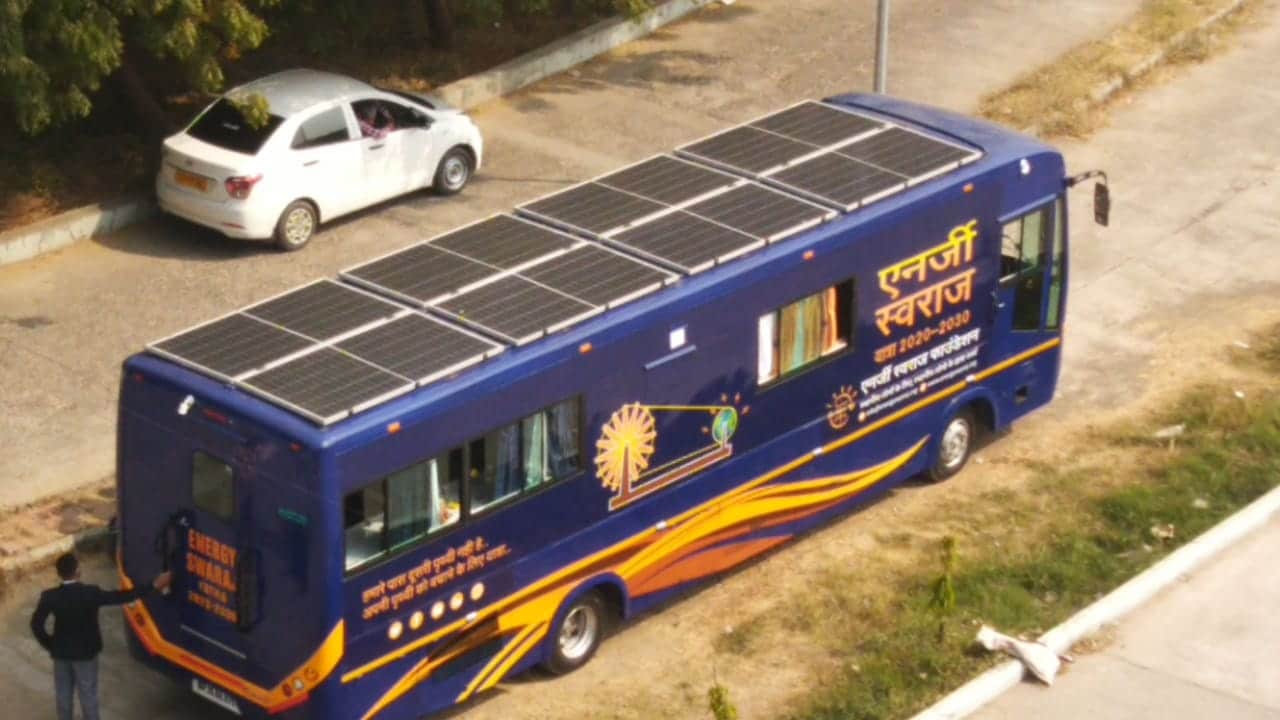 IIT બોમ્બેના પ્રોફેસર ચેતનસિંગ સોલંકી દ્વારા 40 લાખના ખર્ચે બસ તૈયાર કરવામાં આવી છે. તેમાં વિશેષ સુવિધાઓ ઉભી કરાઈ છે. જેમાં ટીવી, કમ્પ્યુટર પંખા, ટ્યુબલાઈટ, મોબાઈલ ચાર્જિંગ પોટ, રસોડું, ટોયલેટ, સુવા માટે બેડની વ્યવસ્થા ઓફિસનું કામ કરવા ટેબલ અને ખુરશીની વ્યવસ્થા તેમજ સીસીટીવીથી સજજ આ બસ તૈયાર કરાઇ છે. આ તમામ ઘર વપરાશની ચીજવસ્તુઓ જેમાં ઇલેક્ટ્રિસિટીની જરૂર પડે છે તે તમામ ઇલેક્ટ્રોનિક ઉપકરણો સૌર ઉર્જાના માધ્યમથી દિવસ રાત ચાલી શકે તેવી વ્યવસ્થા ઉભી કરાઈ છે. IIT બોમ્બેના પ્રોફેસર ચેતનસિંગ સોલંકી દ્વારા 40 લાખના ખર્ચે બસ તૈયાર કરવામાં આવી છે. તેમાં વિશેષ સુવિધાઓ ઉભી કરાઈ છે. જેમાં ટીવી, કમ્પ્યુટર પંખા, ટ્યુબલાઈટ, મોબાઈલ ચાર્જિંગ પોટ, રસોડું, ટોયલેટ, સુવા માટે બેડની વ્યવસ્થા ઓફિસનું કામ કરવા ટેબલ અને ખુરશીની વ્યવસ્થા તેમજ સીસીટીવીથી સજજ આ બસ તૈયાર કરાઇ છે. આ તમામ ઘર વપરાશની ચીજવસ્તુઓ જેમાં ઇલેક્ટ્રિસિટીની જરૂર પડે છે તે તમામ ઇલેક્ટ્રોનિક ઉપકરણો સૌર ઉર્જાના માધ્યમથી દિવસ રાત ચાલી શકે તેવી વ્યવસ્થા ઉભી કરાઈ છે.