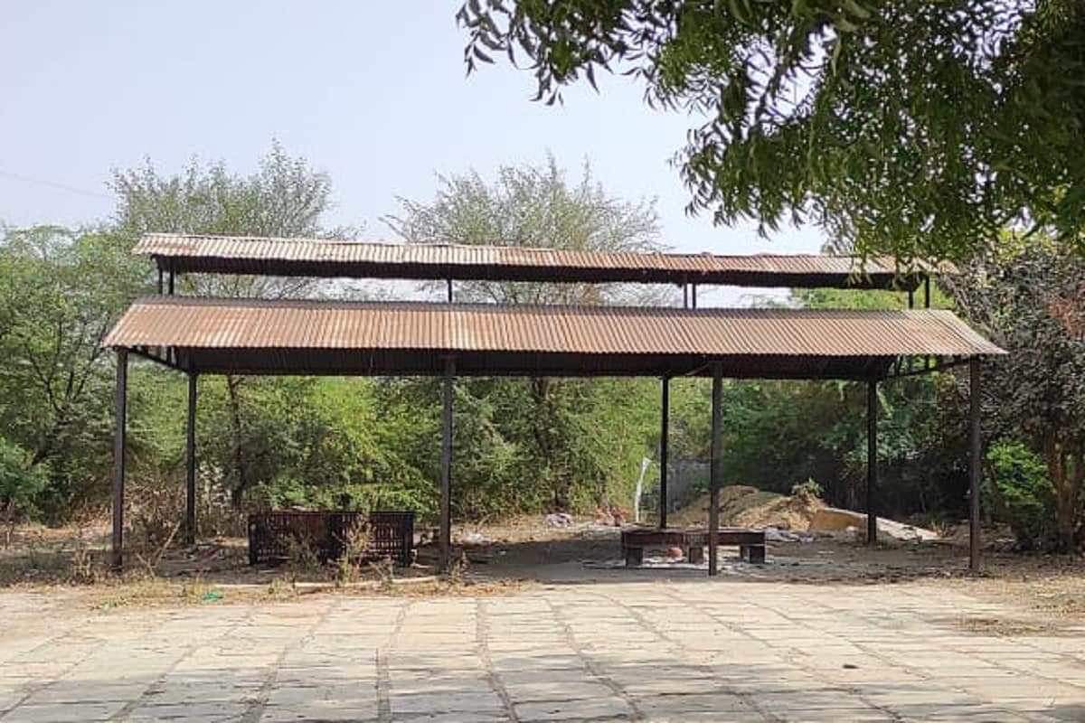 આવી રીતે અહીંના ઘણા લોકોને તેમના સ્વજનોના અંતિમસંસ્કાર અને અંતિમ ક્રિયા માટે વાડજ જવું પડે છે. અન્ય એક રહીશ રમેશભાઈ જણાવે છે કે થોડા સમય પહેલા વડોદરાની એક ટિમ સ્મશાનગૃહ ના ડેવલપમેન્ટ માટે આવી હતી પણ માપણી કરી ને જતા રહ્યા પછી કોઈ. આવ્યું જ નથી. આવી રીતે અહીંના ઘણા લોકોને તેમના સ્વજનોના અંતિમસંસ્કાર અને અંતિમ ક્રિયા માટે વાડજ જવું પડે છે. અન્ય એક રહીશ રમેશભાઈ જણાવે છે કે થોડા સમય પહેલા વડોદરાની એક ટિમ સ્મશાનગૃહ ના ડેવલપમેન્ટ માટે આવી હતી પણ માપણી કરી ને જતા રહ્યા પછી કોઈ. આવ્યું જ નથી.
