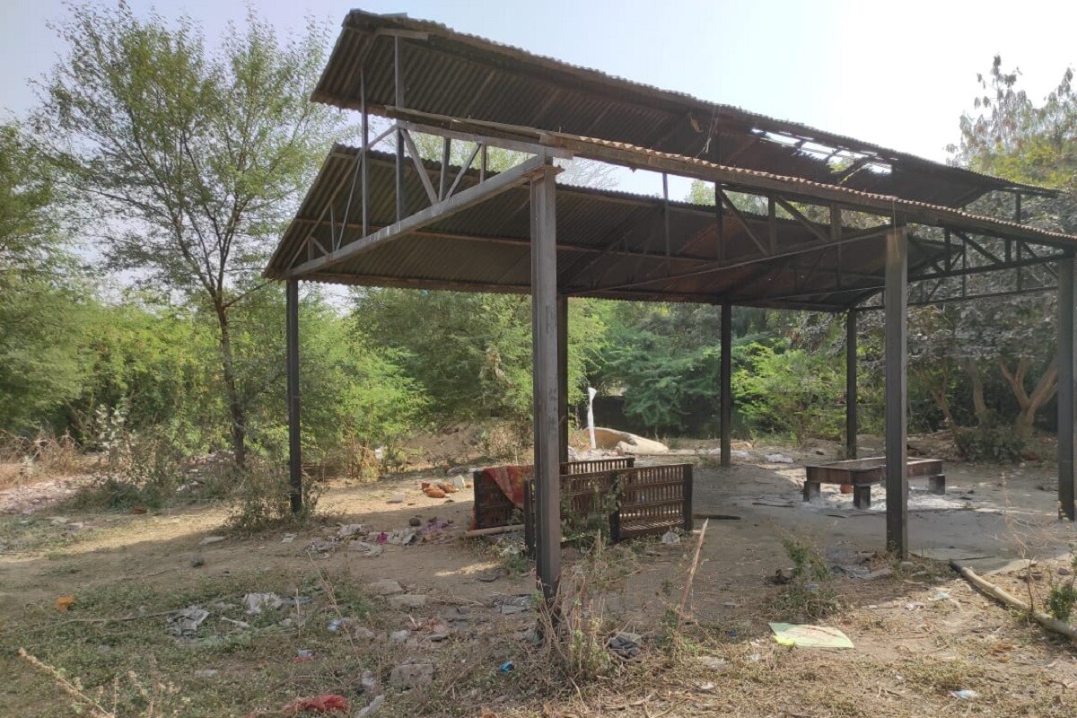 સંજય ટાંક, અમદાવાદઃ અમદાવાદના ન્યુ રાણીપ (new ranip) વિસ્તારમાં આવેલું સ્મશાનગૃહ (Cemetery) વિકાસ ઝંખી રહ્યું છે. અહીંના અંતિમધામની તસવીરો જોઈને આપ પણ ચોંકી ઉઠશો. કારણ કે અહીં સ્મશાનગૃહમાં સગવડોના (Facility in cemetery) નામે છે મીંડું. સ્થાનિક લોકોની અનેક રજુઆત છતાં હજુ સુધી સ્મશાનગૃહનો વિકાસ નહિ થતા સ્થાનિક લોકોમાં નારાજગી છે. અને હદ તો ત્યારે થાય કે આ વિસ્તારમાં કોઈનું સ્વજન મૃત્યુ થાય તો તેને અંતિમસંસ્કાર માટે વાડજ સ્મશાનગૃહ લઈ જવાની ફરજ પડે છે. સંજય ટાંક, અમદાવાદઃ અમદાવાદના ન્યુ રાણીપ (new ranip) વિસ્તારમાં આવેલું સ્મશાનગૃહ (Cemetery) વિકાસ ઝંખી રહ્યું છે. અહીંના અંતિમધામની તસવીરો જોઈને આપ પણ ચોંકી ઉઠશો. કારણ કે અહીં સ્મશાનગૃહમાં સગવડોના (Facility in cemetery) નામે છે મીંડું. સ્થાનિક લોકોની અનેક રજુઆત છતાં હજુ સુધી સ્મશાનગૃહનો વિકાસ નહિ થતા સ્થાનિક લોકોમાં નારાજગી છે. અને હદ તો ત્યારે થાય કે આ વિસ્તારમાં કોઈનું સ્વજન મૃત્યુ થાય તો તેને અંતિમસંસ્કાર માટે વાડજ સ્મશાનગૃહ લઈ જવાની ફરજ પડે છે.