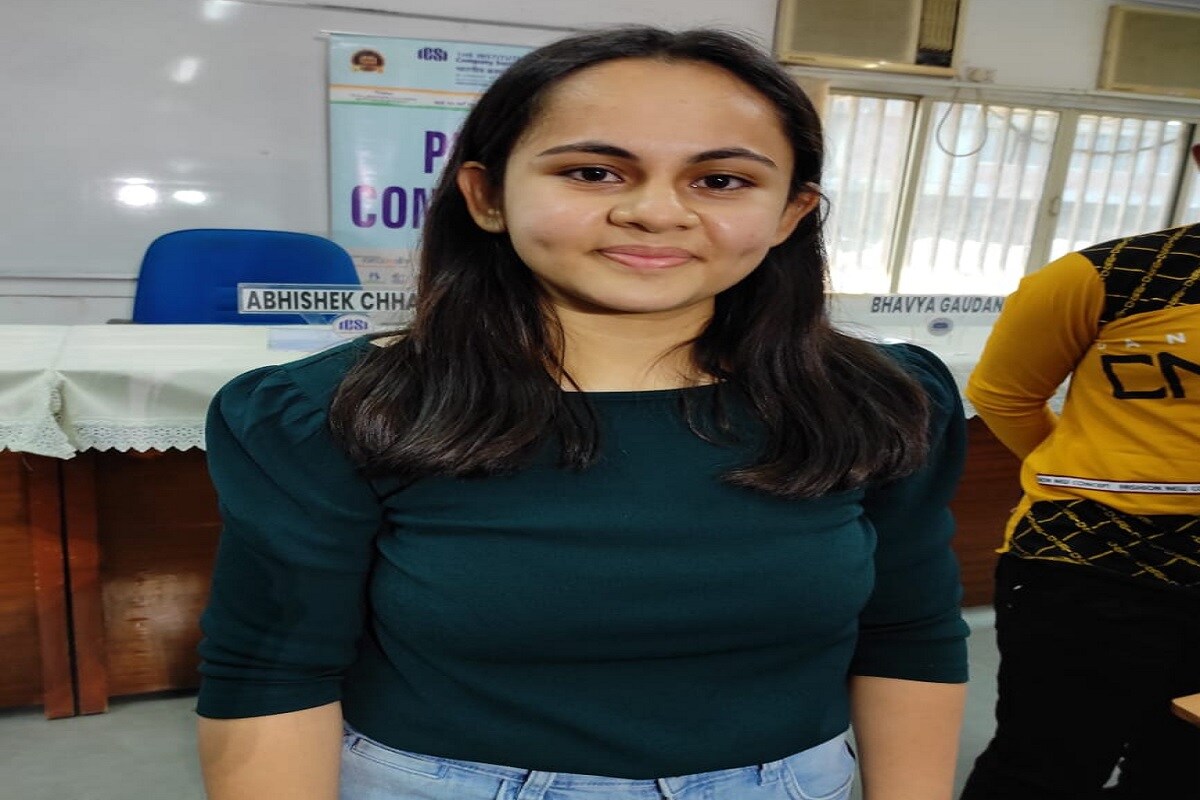અમદાવાદ માં ટોપ રહેલા વિદ્યાર્થીઓને આ વખતે કોરોનાનો કપરો કાળ ખૂબ નડયો. તમામ લોકોએ સફળતાનો મંત્ર સેલ્ફસ્ટડીને આપ્યો. જોકે આ તમામમાં અમદાવાદના બહેરામ પુરમાં રહેતી મુસ્કાન શૈખના પિતા મહોમદ શરીફ રીક્ષા ચલાવીને પરિવારનું ગુજરાન ચલાવે છે. (શૈલી દવેની તસવીર) અમદાવાદ માં ટોપ રહેલા વિદ્યાર્થીઓને આ વખતે કોરોનાનો કપરો કાળ ખૂબ નડયો. તમામ લોકોએ સફળતાનો મંત્ર સેલ્ફસ્ટડીને આપ્યો. જોકે આ તમામમાં અમદાવાદના બહેરામ પુરમાં રહેતી મુસ્કાન શૈખના પિતા મહોમદ શરીફ રીક્ષા ચલાવીને પરિવારનું ગુજરાન ચલાવે છે. (શૈલી દવેની તસવીર)