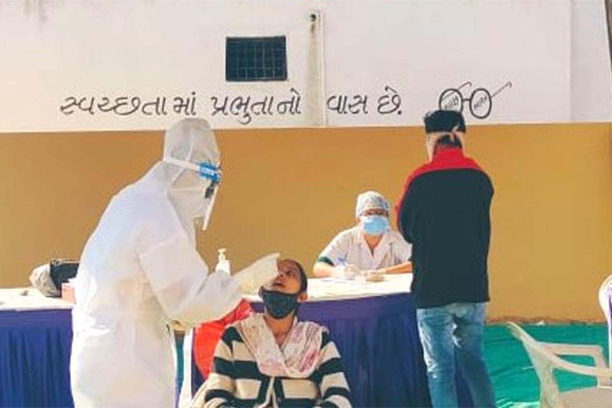 Coronavirus in India: ઉત્તરાયણના દિવસે જાહેર થયેલા કોરોના સંક્રમણને લગતા આંકડાઓ રાહત આપનારા છે. ગુરૂવારે કેન્દ્રીય સ્વાસ્થ્ય વિભાગ દ્વારા જાહેર કરવામાં આવેલા આંકડાઓ મુજબ, છેલ્લા 24 કલાકમાં દેશમાં 16,946 નવા પોઝિટિવ કેસો નોંધાયા છે. આ ઉપરાંત કોવિડ-19 (COVID-19)ના કારણે 198 દર્દીઓએ પોતાના જીવ ગુમાવ્યા છે. દેશમાં હવે કુલ સંક્રમિતોની સંખ્યા વધીને 1,05,12,093 થઈ ગઈ છે. (પ્રતીકાત્મક તસવીર) Coronavirus in India: ઉત્તરાયણના દિવસે જાહેર થયેલા કોરોના સંક્રમણને લગતા આંકડાઓ રાહત આપનારા છે. ગુરૂવારે કેન્દ્રીય સ્વાસ્થ્ય વિભાગ દ્વારા જાહેર કરવામાં આવેલા આંકડાઓ મુજબ, છેલ્લા 24 કલાકમાં દેશમાં 16,946 નવા પોઝિટિવ કેસો નોંધાયા છે. આ ઉપરાંત કોવિડ-19 (COVID-19)ના કારણે 198 દર્દીઓએ પોતાના જીવ ગુમાવ્યા છે. દેશમાં હવે કુલ સંક્રમિતોની સંખ્યા વધીને 1,05,12,093 થઈ ગઈ છે. (પ્રતીકાત્મક તસવીર)