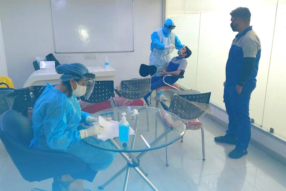 નવી દિલ્હી: કેન્દ્રીય સ્વાસ્થ્ય મંત્રાલય (Union Health Ministry) તરફથી શનિવારે જાહેર કરેલા આંકડા પ્રમાણે દેશમાં છેલ્લા 24 કલાકમાં કોરોના વાયરસ (Coronavirus)ના નવા 18,222 કેસ નોંધાયા છે. આ સાથે દેશમાં 19,253 દર્દીઓએ કોરોનાને મ્હાત આપી છે. દેશમાં છેલ્લા 24 કલાકમાં ફક્ત બે રાજ્યમાં એક હજારથી વધારે કેસ નોંધાયા છે. મંત્રાલય તરફથી જાહેર કરવામાં આવેલા આંકડા પ્રમાણે 24 કલાકમાં દેશમાં કોરોનાથી 228 લોકોનાં મોત થયા છે. આ સાથે દેશમાં કોરોનાના કુલ કેસની સંખ્યા 1,04,31,639 થઈ છે. હાલ દેશમાં 2,24,190 સક્રિય કેસ છે. અત્યારસુધી કુલ 1,00,56,651 દર્દીઓએ કોરોનાને મ્હાત આપી છે. આ સાથે દેશનો કુલ મૃત્યાંક 1,50,798 થયો છે. નવી દિલ્હી: કેન્દ્રીય સ્વાસ્થ્ય મંત્રાલય (Union Health Ministry) તરફથી શનિવારે જાહેર કરેલા આંકડા પ્રમાણે દેશમાં છેલ્લા 24 કલાકમાં કોરોના વાયરસ (Coronavirus)ના નવા 18,222 કેસ નોંધાયા છે. આ સાથે દેશમાં 19,253 દર્દીઓએ કોરોનાને મ્હાત આપી છે. દેશમાં છેલ્લા 24 કલાકમાં ફક્ત બે રાજ્યમાં એક હજારથી વધારે કેસ નોંધાયા છે. મંત્રાલય તરફથી જાહેર કરવામાં આવેલા આંકડા પ્રમાણે 24 કલાકમાં દેશમાં કોરોનાથી 228 લોકોનાં મોત થયા છે. આ સાથે દેશમાં કોરોનાના કુલ કેસની સંખ્યા 1,04,31,639 થઈ છે. હાલ દેશમાં 2,24,190 સક્રિય કેસ છે. અત્યારસુધી કુલ 1,00,56,651 દર્દીઓએ કોરોનાને મ્હાત આપી છે. આ સાથે દેશનો કુલ મૃત્યાંક 1,50,798 થયો છે.