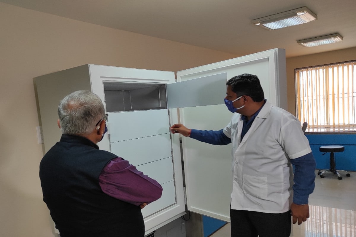 સંજય ટાંક, અમદાવાદ : અમદાવાદકોરોના વેકસીનની (Coronavirus Vaccine) હવે ઘડીઓ ગણાઈ રહી છે. ત્યારે મોટી માત્રામાં આવનાર કોરોના વેકસીનના જથ્થાના સંગ્રહ માટેની પણ વ્યવસ્થા રાજ્ય સરકાર કરી રહી છે તેવામાં ગુજરાત ટેકનોલોજી યુનિવર્સિટીમાં લેબોરેટરીના ઉપયોગ માટે જર્મનીથી મંગાવવામાં આવેલ ડીપ ફ્રિજ વેકસીન (Fridge for Vaccine) સંગ્રહના ઉપયોગમાં લેવાય તેવી વ્યવસ્થા ગોઠવાઈ છે. જે માટે આરોગ્ય મંત્રી નીતિન પટેલ અને આરોગ્ય કમિશનર જયંતિ રવિએ GTU સાથે પત્રવ્યવહાર શરૂ કર્યો છે. સંજય ટાંક, અમદાવાદ : અમદાવાદકોરોના વેકસીનની (Coronavirus Vaccine) હવે ઘડીઓ ગણાઈ રહી છે. ત્યારે મોટી માત્રામાં આવનાર કોરોના વેકસીનના જથ્થાના સંગ્રહ માટેની પણ વ્યવસ્થા રાજ્ય સરકાર કરી રહી છે તેવામાં ગુજરાત ટેકનોલોજી યુનિવર્સિટીમાં લેબોરેટરીના ઉપયોગ માટે જર્મનીથી મંગાવવામાં આવેલ ડીપ ફ્રિજ વેકસીન (Fridge for Vaccine) સંગ્રહના ઉપયોગમાં લેવાય તેવી વ્યવસ્થા ગોઠવાઈ છે. જે માટે આરોગ્ય મંત્રી નીતિન પટેલ અને આરોગ્ય કમિશનર જયંતિ રવિએ GTU સાથે પત્રવ્યવહાર શરૂ કર્યો છે.