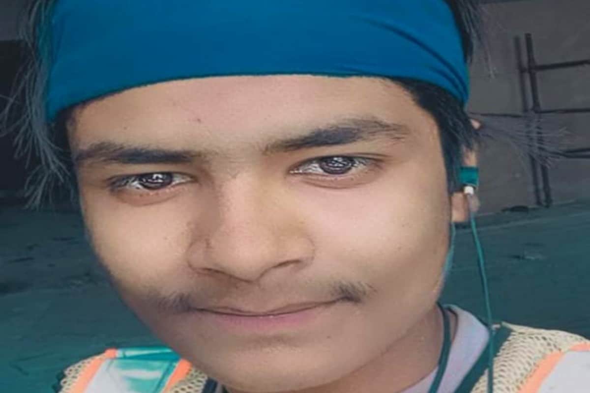 કિર્તેશ પટેલ, સુરત : સુરત શહેરમાં (Surat Murder) હત્યાના સિલસિલો યથાવત છે.પરિવારિક કલેહમાં આવેલ એક સખ્શને શંકા-કુશંકાને લઇને મોતને ઘાટ ઉતારી દેવામાં આવ્યો હતો. હત્યા ખજોદ-સચિન રોડ ઉપર આવેલ હીરા બુર્જમાં (Diamond Burs Surat) થઇ હોવાની વિગતિ સાંપડી હતી.મોતને ઘાટ ઉતારવામાં આવેલ વ્યક્તિ શ્રમજીવી ઇશમ હોવાની વિગતો પણ પોલીસ સૂત્રો પાસેથી જાણવા મળી હતી. કિર્તેશ પટેલ, સુરત : સુરત શહેરમાં (Surat Murder) હત્યાના સિલસિલો યથાવત છે.પરિવારિક કલેહમાં આવેલ એક સખ્શને શંકા-કુશંકાને લઇને મોતને ઘાટ ઉતારી દેવામાં આવ્યો હતો. હત્યા ખજોદ-સચિન રોડ ઉપર આવેલ હીરા બુર્જમાં (Diamond Burs Surat) થઇ હોવાની વિગતિ સાંપડી હતી.મોતને ઘાટ ઉતારવામાં આવેલ વ્યક્તિ શ્રમજીવી ઇશમ હોવાની વિગતો પણ પોલીસ સૂત્રો પાસેથી જાણવા મળી હતી.