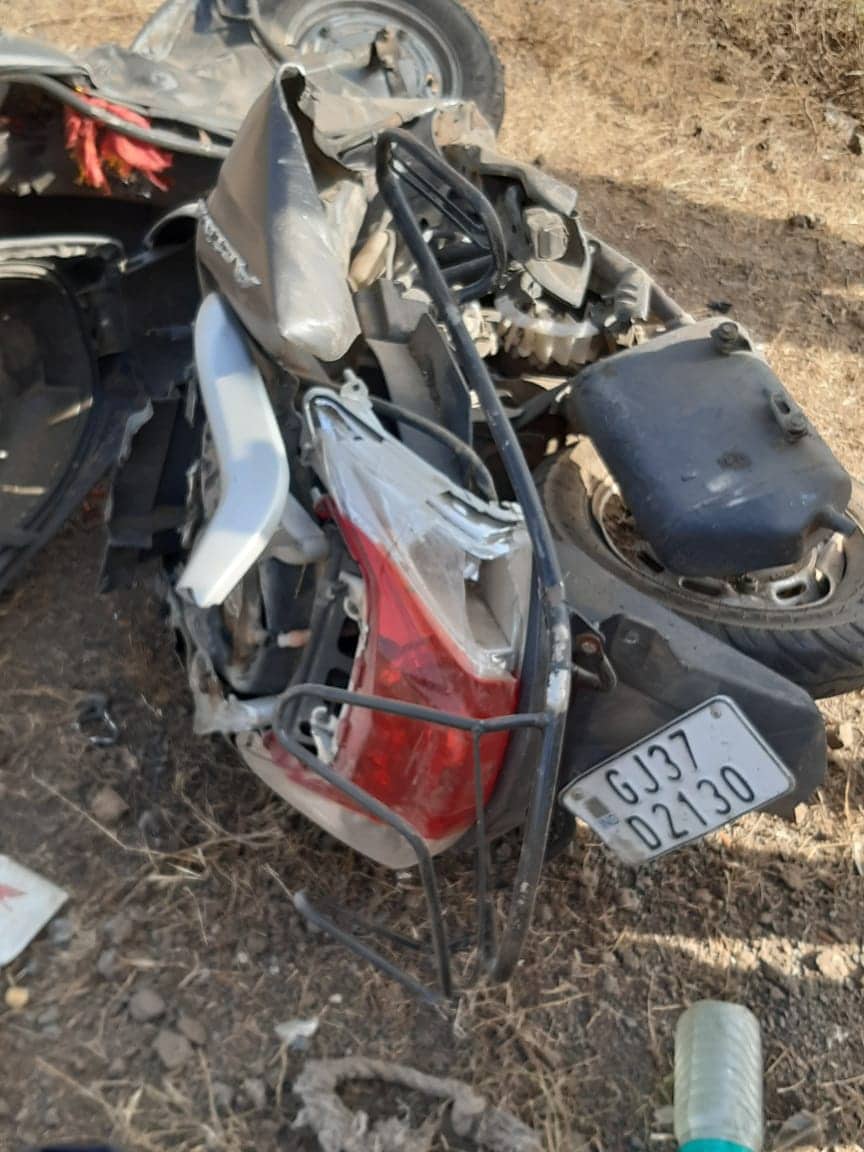 અકસ્મતામાં પટકાયેલા પતિ-પત્નીને સારવાર મળે તે પહેલાં જ તેમના પ્રાણ નીકળી ગયા હતા જ્યારે માતાપિતા પુત્રની નજર સામે મોતને ભેટકા એક માસુમ બાળકની દુનિયા લૂંટાઈ ગઈ છે. હૈયુ ચીરી નાખતી આ કરૂણાંતિકામાં ભાણવડાના દંપતીનું મોત થયું છે. અકસ્મતામાં પટકાયેલા પતિ-પત્નીને સારવાર મળે તે પહેલાં જ તેમના પ્રાણ નીકળી ગયા હતા જ્યારે માતાપિતા પુત્રની નજર સામે મોતને ભેટકા એક માસુમ બાળકની દુનિયા લૂંટાઈ ગઈ છે. હૈયુ ચીરી નાખતી આ કરૂણાંતિકામાં ભાણવડાના દંપતીનું મોત થયું છે.