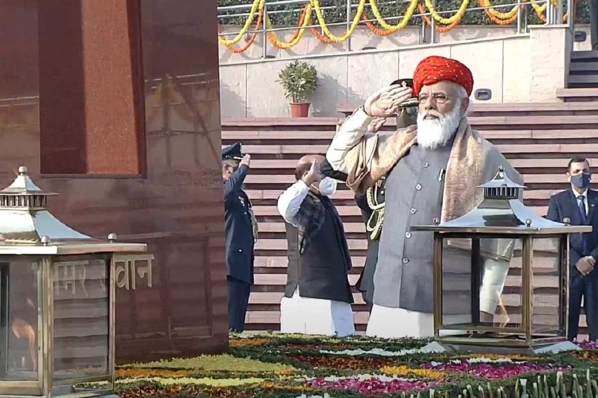 આજે ભારત 72મો પ્રજાસત્તાક પર્વ (Republic Day) મનાવી રહ્યું છે. ત્યારે પ્રજાસત્તાક પર્વ પર વડાપ્રધાન નરેન્દ્ર મોદીએ (PM Narendra modi) સાફો બાંધવાની પ્રથાને યથાવત રાખી છે. તેઓ 72મા પ્રજાસત્તાક પર્વ પર વડાપ્રધાન નરેન્દ્ર મોદીએ જામનગરની (Jamnagar) એક ખાસ પાઘડી પહેરી છે. આ પાઘડી (Paghadi) ગુજરાતના જામનગરના શાહી પરિવાર (Jamnagar Royal family) દ્વારા વડાપ્રધાન મોદીને ભેટ આપવામાં આવી હતી. શાહી પરિવાર દ્વારા આ પ્રકારની પહેલી પાઘડી પીએમને ભેટ કરાઈ હતી. આજે ભારત 72મો પ્રજાસત્તાક પર્વ (Republic Day) મનાવી રહ્યું છે. ત્યારે પ્રજાસત્તાક પર્વ પર વડાપ્રધાન નરેન્દ્ર મોદીએ (PM Narendra modi) સાફો બાંધવાની પ્રથાને યથાવત રાખી છે. તેઓ 72મા પ્રજાસત્તાક પર્વ પર વડાપ્રધાન નરેન્દ્ર મોદીએ જામનગરની (Jamnagar) એક ખાસ પાઘડી પહેરી છે. આ પાઘડી (Paghadi) ગુજરાતના જામનગરના શાહી પરિવાર (Jamnagar Royal family) દ્વારા વડાપ્રધાન મોદીને ભેટ આપવામાં આવી હતી. શાહી પરિવાર દ્વારા આ પ્રકારની પહેલી પાઘડી પીએમને ભેટ કરાઈ હતી.