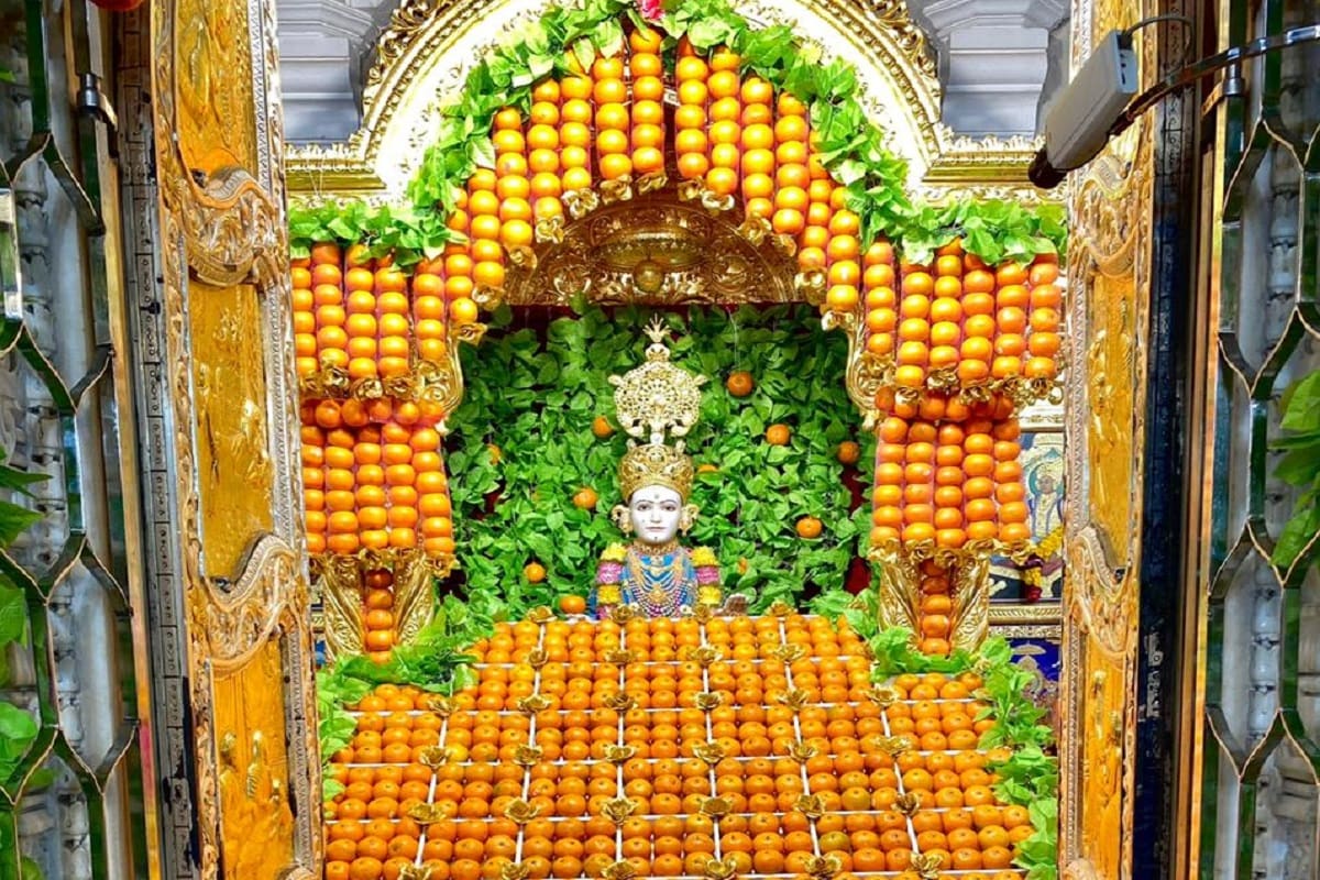 અમદાવાદ : ભુમંડળ સ્થિત તીર્થોત્તમ ધામ શ્રી સ્વામિનારાયણ મંદિર, મણિનગર અમદાવાદ ખાતે પુત્રદા એકાદશી ના પાવન સંધ્યાએ સ્વામિનારાયણબાપા સ્વામીબાપા અને વેદ રત્ન આચાર્ય પુરુષોત્તમપ્રિયદાસજી સ્વામીજી મહારાજના દિવ્ય સાનિધ્યમાં અને પ્રવર્તમાન આચાર્ય જિતેન્દ્રિયપ્રિયદાસજી સ્વામીજી મહારાજના પાવન સાનિધ્યમાં સંતરા - ફળોત્સવની ઉજવણી કરવામાં આવી હતી. ૫૦૦ કિલો કરતાં વધારે સંતરાની સ્વામિનારાયણબાપા સ્વામીબાપા સમક્ષ કલાત્મક સજાવટ કરવામાં આવી હતી. સંધ્યા આરતી દર્શન સમયે શ્રદ્ધાળુ - ભાવિકોએ ઓનલાઇન દર્શનનો લ્હાવો લીધો હતો. અમદાવાદ : ભુમંડળ સ્થિત તીર્થોત્તમ ધામ શ્રી સ્વામિનારાયણ મંદિર, મણિનગર અમદાવાદ ખાતે પુત્રદા એકાદશી ના પાવન સંધ્યાએ સ્વામિનારાયણબાપા સ્વામીબાપા અને વેદ રત્ન આચાર્ય પુરુષોત્તમપ્રિયદાસજી સ્વામીજી મહારાજના દિવ્ય સાનિધ્યમાં અને પ્રવર્તમાન આચાર્ય જિતેન્દ્રિયપ્રિયદાસજી સ્વામીજી મહારાજના પાવન સાનિધ્યમાં સંતરા - ફળોત્સવની ઉજવણી કરવામાં આવી હતી. ૫૦૦ કિલો કરતાં વધારે સંતરાની સ્વામિનારાયણબાપા સ્વામીબાપા સમક્ષ કલાત્મક સજાવટ કરવામાં આવી હતી. સંધ્યા આરતી દર્શન સમયે શ્રદ્ધાળુ - ભાવિકોએ ઓનલાઇન દર્શનનો લ્હાવો લીધો હતો.