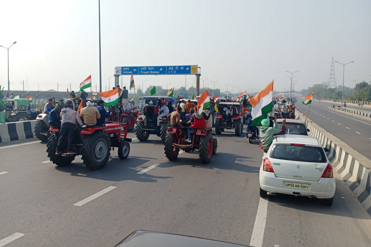 સવારે લગભગ 10.30 વાગ્યે ખેડૂતોની એક જૂથ સંજય ગાંધી ટ્રાન્સપોર્ટ નગર પહોંચ્યું. અહીં એક તરફ જ્યાં સ્થાનિક લોકોએ ફુલવર્ષા કરીને તેમનું સ્વાગત કર્યું તો બીજી તરફ સુરક્ષા દળો સાથે તેમનો સંઘર્ષ થઈ ગયો. સંજય ગાંધી ટ્રાન્સપોર્ટ નગરમાં ખેડૂતોને વિખેરવા માટે પોલીસે ટિયરગેસનો ઉપયોગ કર્યો. સવારે લગભગ 10.30 વાગ્યે ખેડૂતોની એક જૂથ સંજય ગાંધી ટ્રાન્સપોર્ટ નગર પહોંચ્યું. અહીં એક તરફ જ્યાં સ્થાનિક લોકોએ ફુલવર્ષા કરીને તેમનું સ્વાગત કર્યું તો બીજી તરફ સુરક્ષા દળો સાથે તેમનો સંઘર્ષ થઈ ગયો. સંજય ગાંધી ટ્રાન્સપોર્ટ નગરમાં ખેડૂતોને વિખેરવા માટે પોલીસે ટિયરગેસનો ઉપયોગ કર્યો.